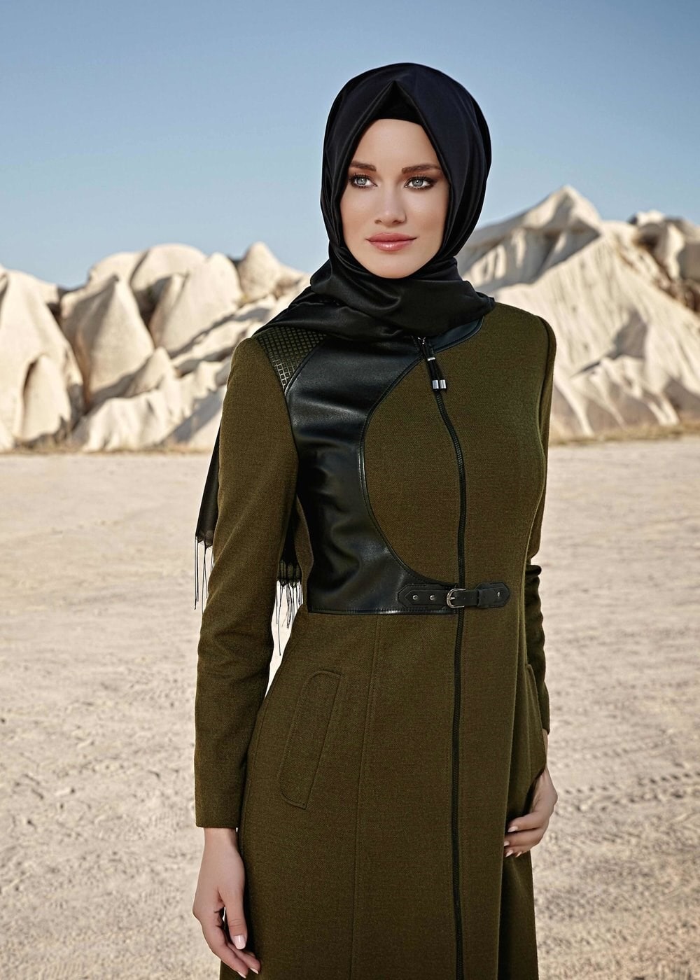 Tesettür giyim HAKİ DERİ DETAYLI FERMUARLI MANTO 9350 