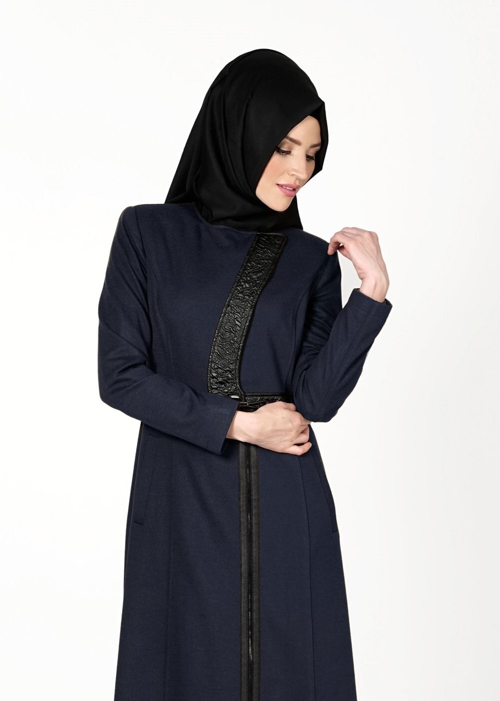 Tesettür giyim LACİVERT DERİ DETAYLI ÖNÜ TOKALI MANTO 9357 