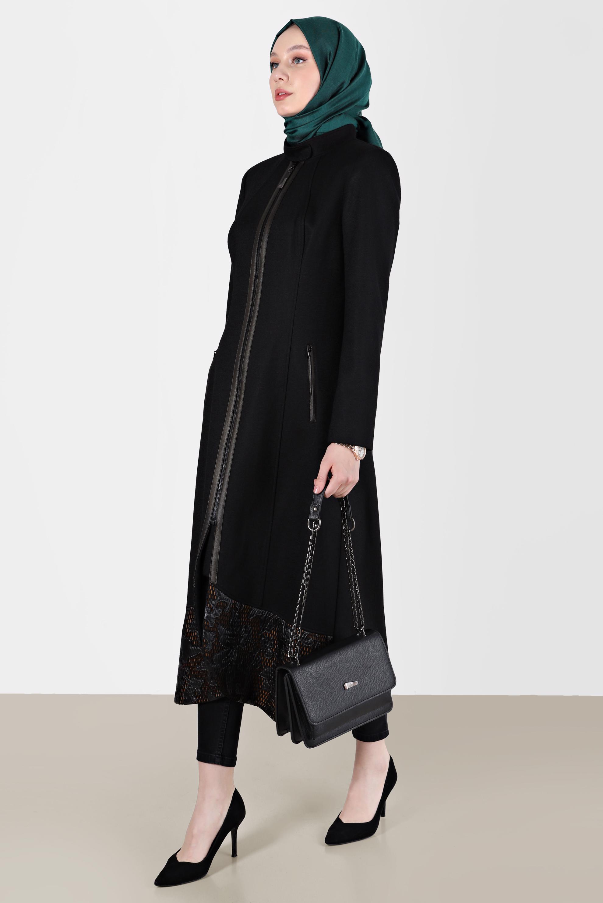 Tesettür giyim SİYAH FERMUARLI ETEK UCU GÜPÜR DETAYLI MANTO 9382