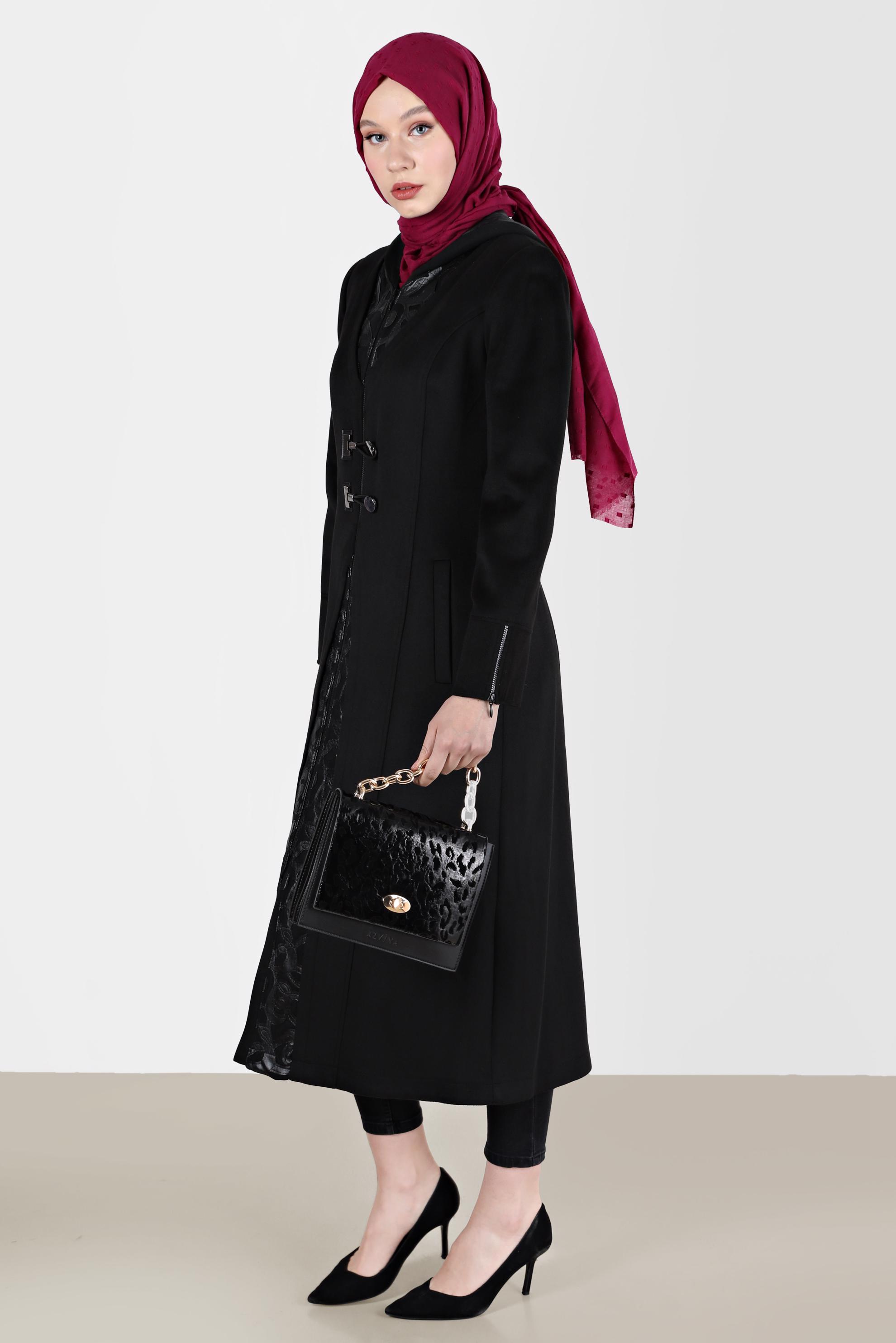 Tesettür giyim SİYAH KAPÜŞONLU GÜPÜR DETAYLI KABAN 9360 