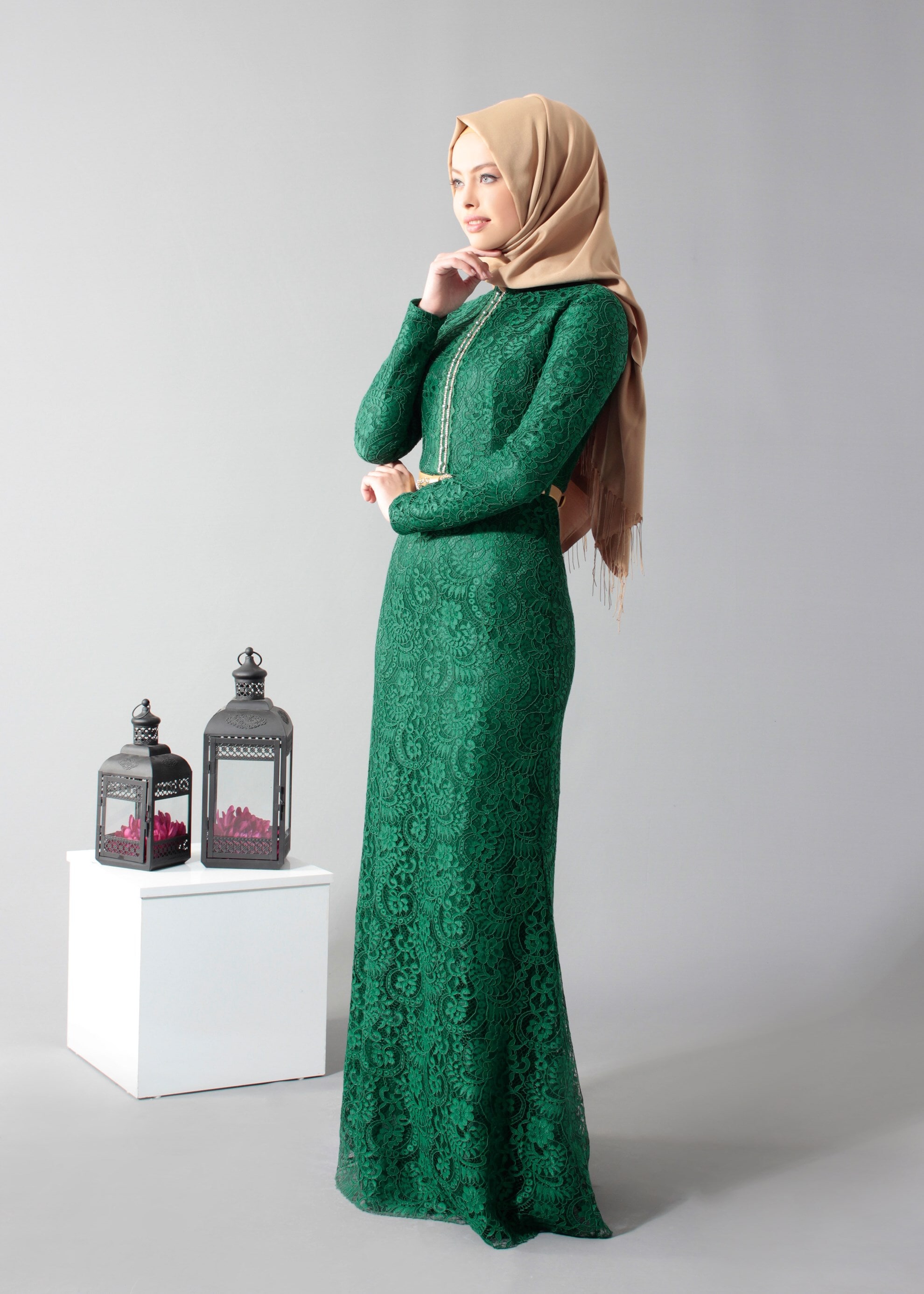 Tesettür giyim YEŞİL İŞLEMELİ DÜĞME DETAYLI ABİYE ELBİSE 5172