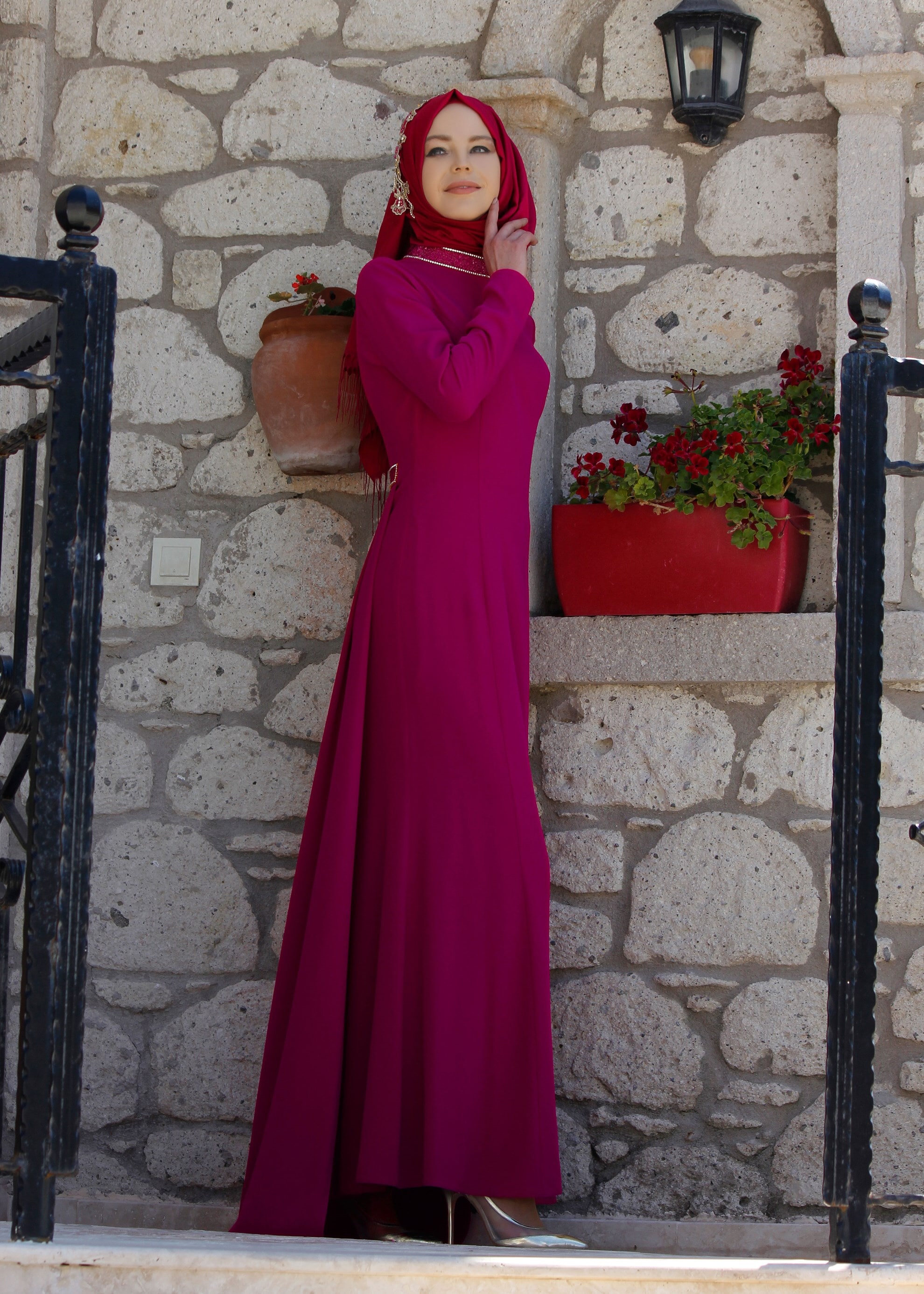 Tesettür giyim FUŞYA YAKASI TAŞ İŞLEMELİ ABİYE ELBİSE 5182