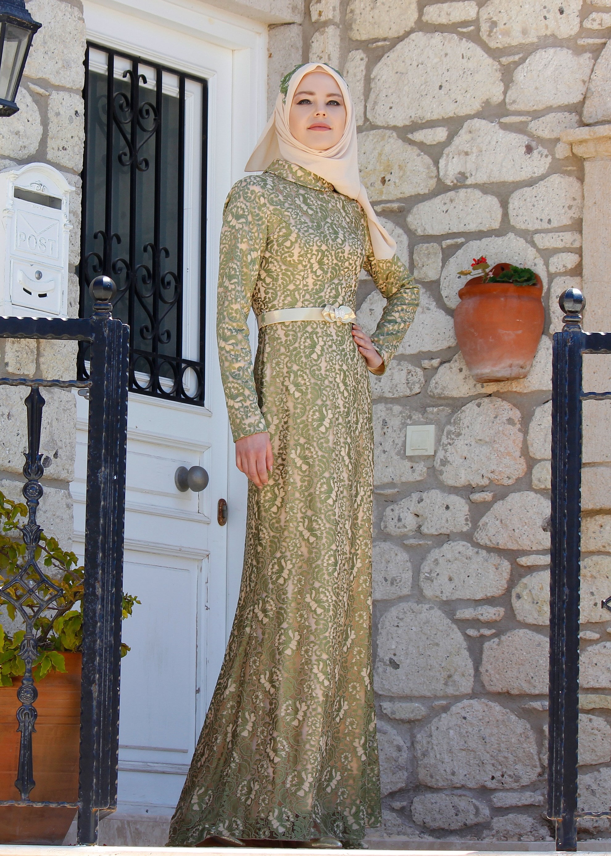 Tesettür giyim YEŞİL İŞLEMELİ TAŞ DETAYLI ABİYE ELBİSE 5203