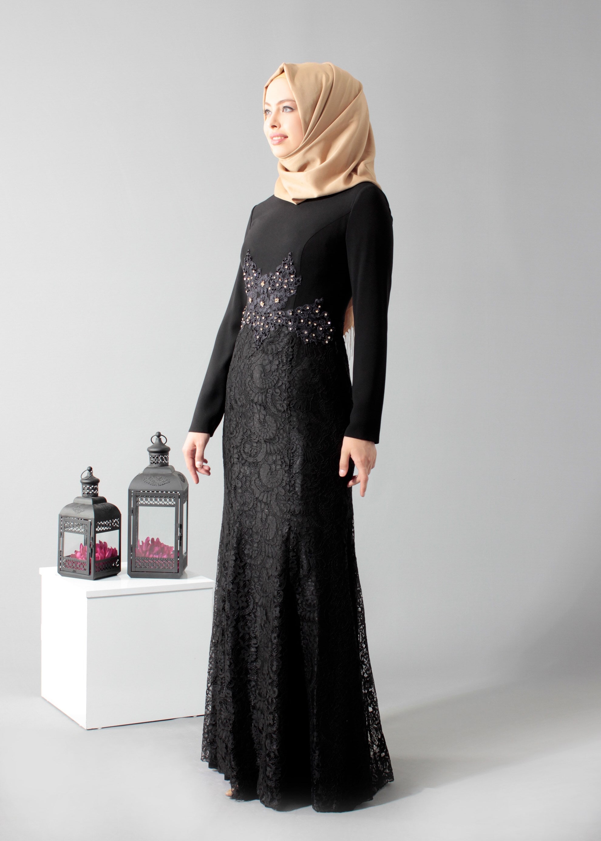 Tesettür giyim SİYAH İŞLEMELİ TAŞ DETAYLI KREP ABİYE ELBİSE 5204