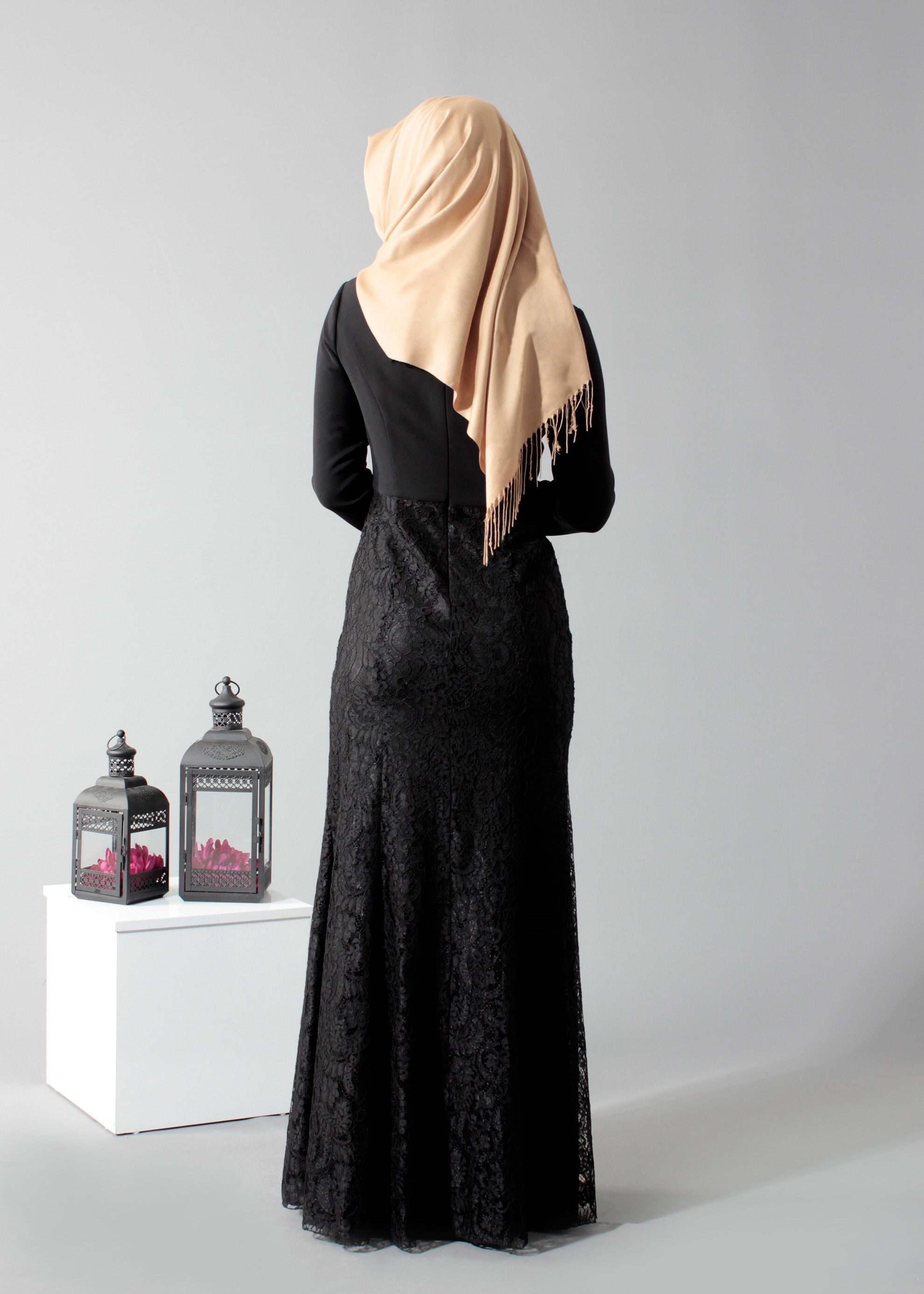 Tesettür giyim SİYAH İŞLEMELİ TAŞ DETAYLI KREP ABİYE ELBİSE 5204