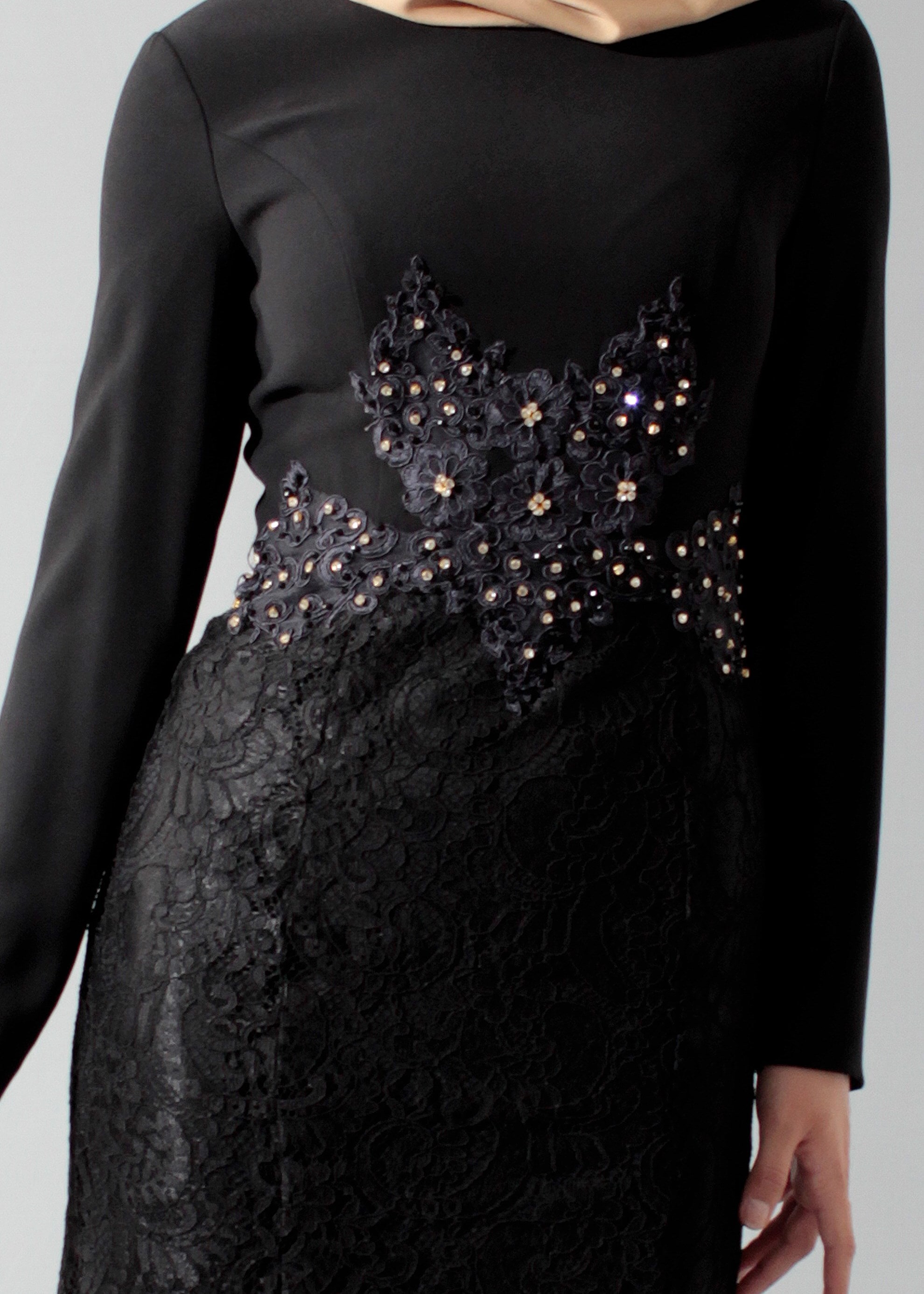 Tesettür giyim SİYAH İŞLEMELİ TAŞ DETAYLI KREP ABİYE ELBİSE 5204