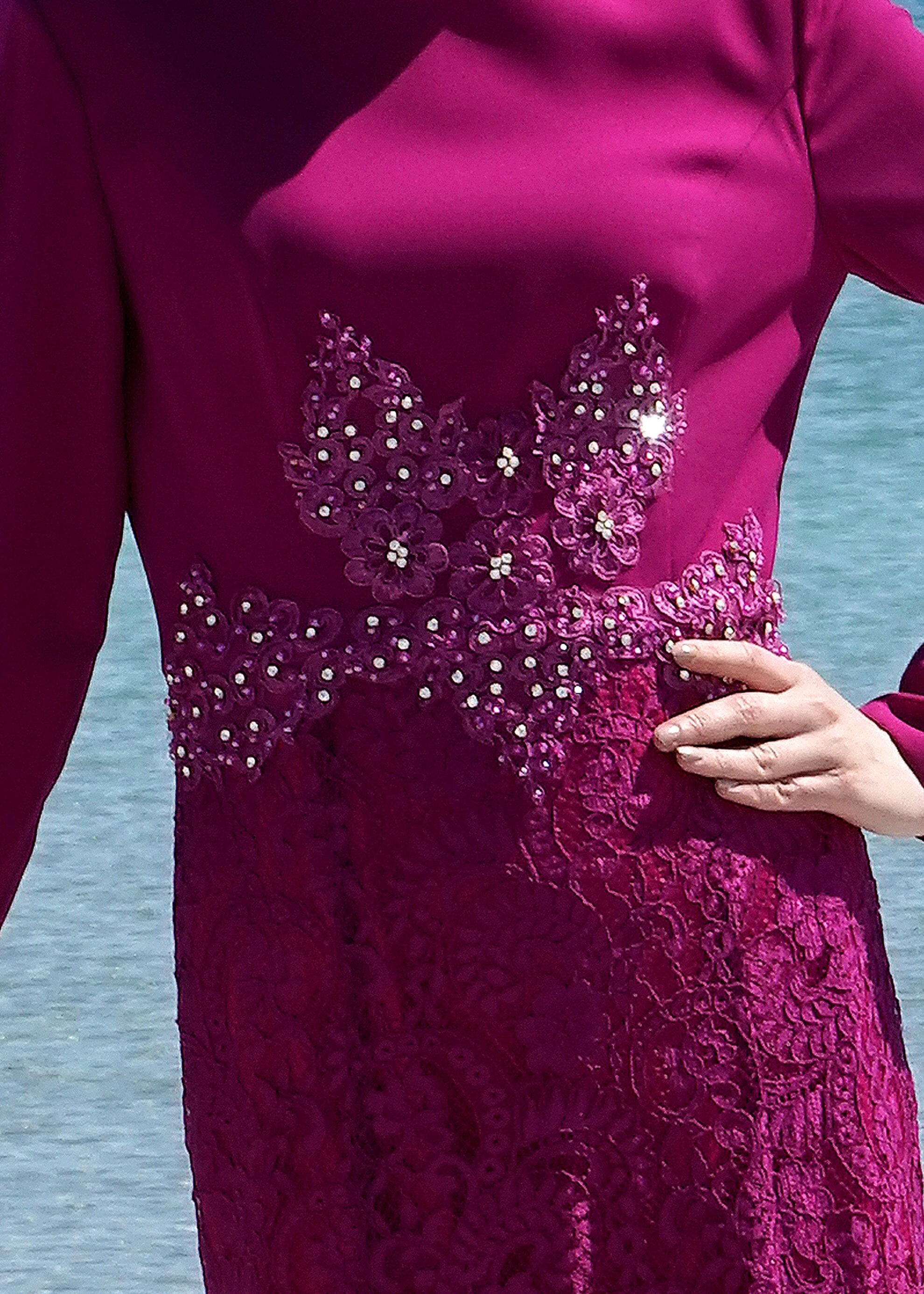 Tesettür giyim MOR İŞLEMELİ TAŞ DETAYLI KREP ABİYE ELBİSE 5204