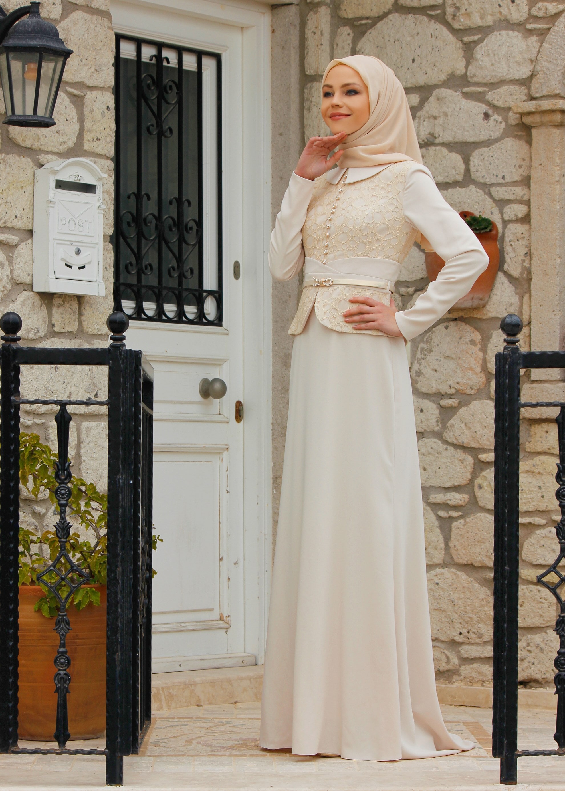 Tesettür giyim BEJ TAŞ DETAYLI GÖMLEK YAKA ABİYE ELBİSE 5206