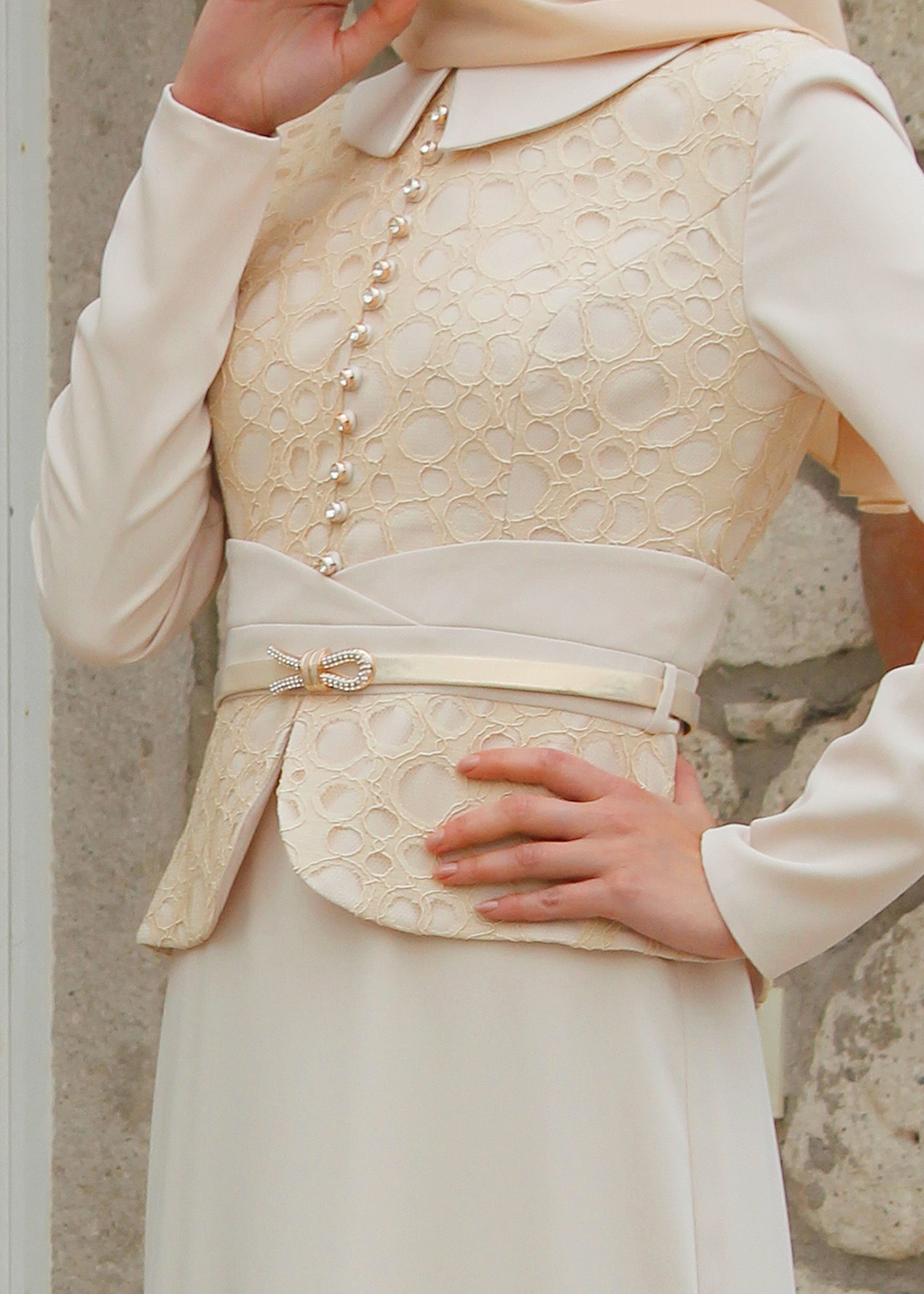 Tesettür giyim BEJ TAŞ DETAYLI GÖMLEK YAKA ABİYE ELBİSE 5206