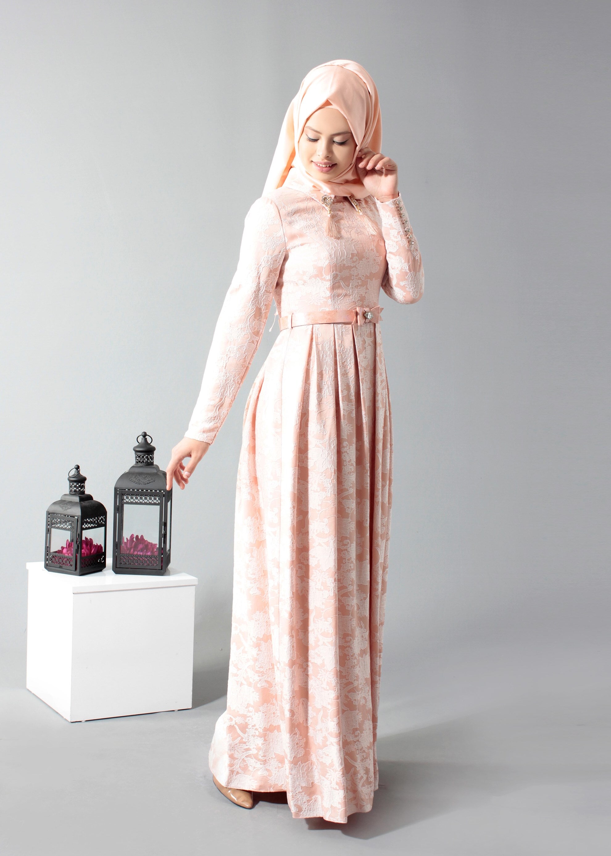 Tesettür giyim PUDRA DESENLİ YAKASI PÜSKÜL DETAYLI ABİYE ELBİSE 5216