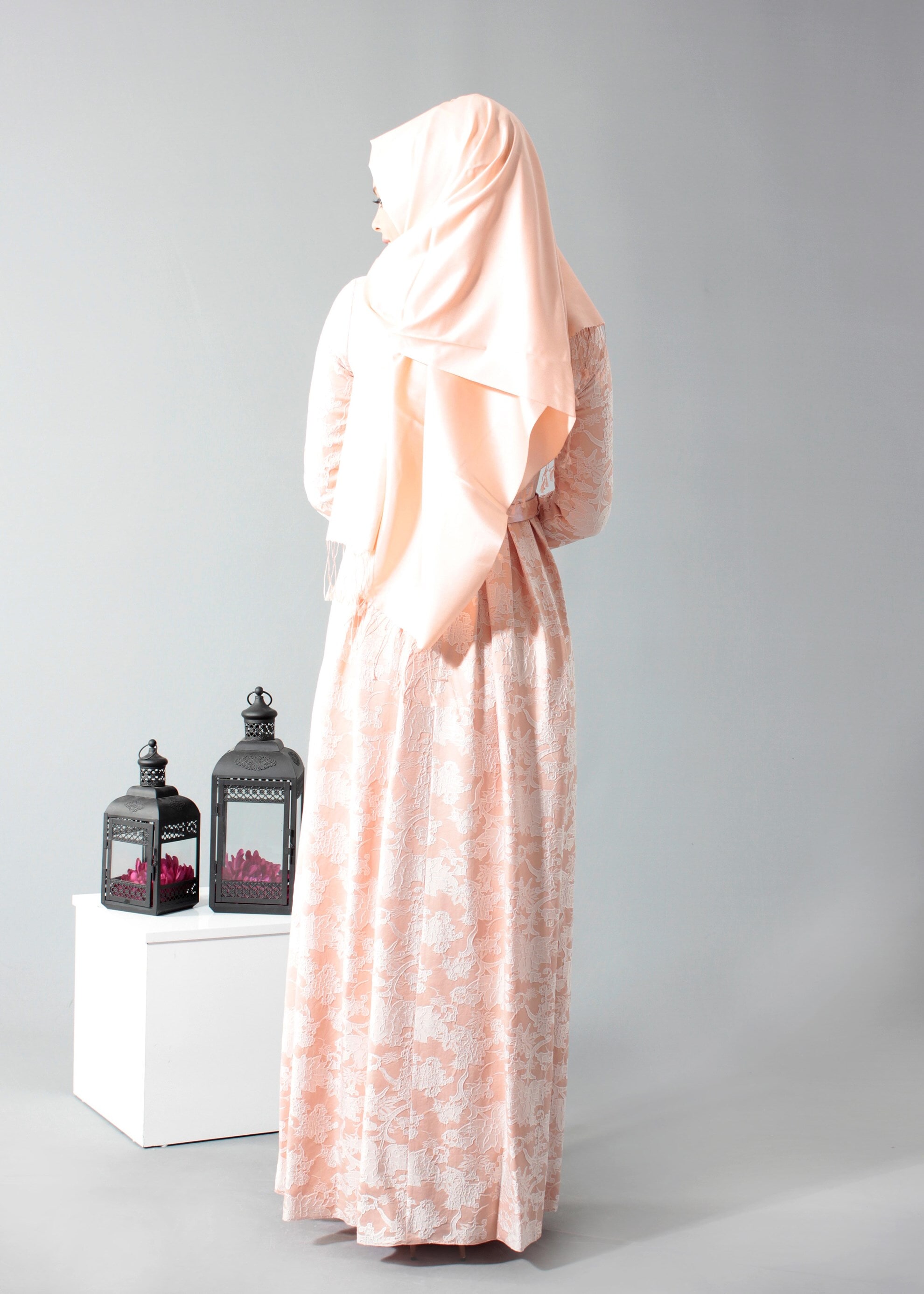 Tesettür giyim PUDRA DESENLİ YAKASI PÜSKÜL DETAYLI ABİYE ELBİSE 5216