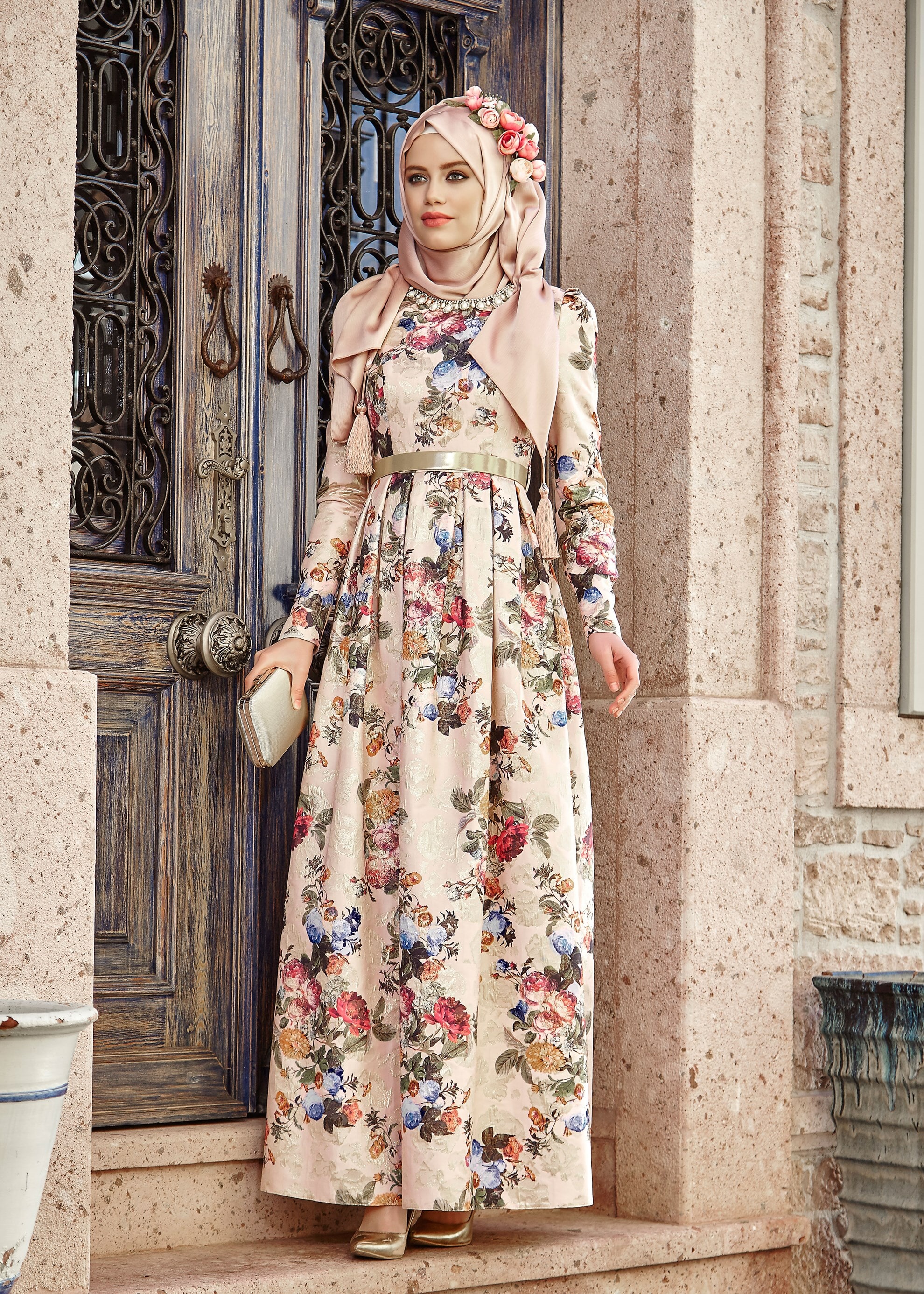 Tesettür giyim BEJ ÇİÇEK DESENLİ TAŞLI ABİYE ELBİSE 5231