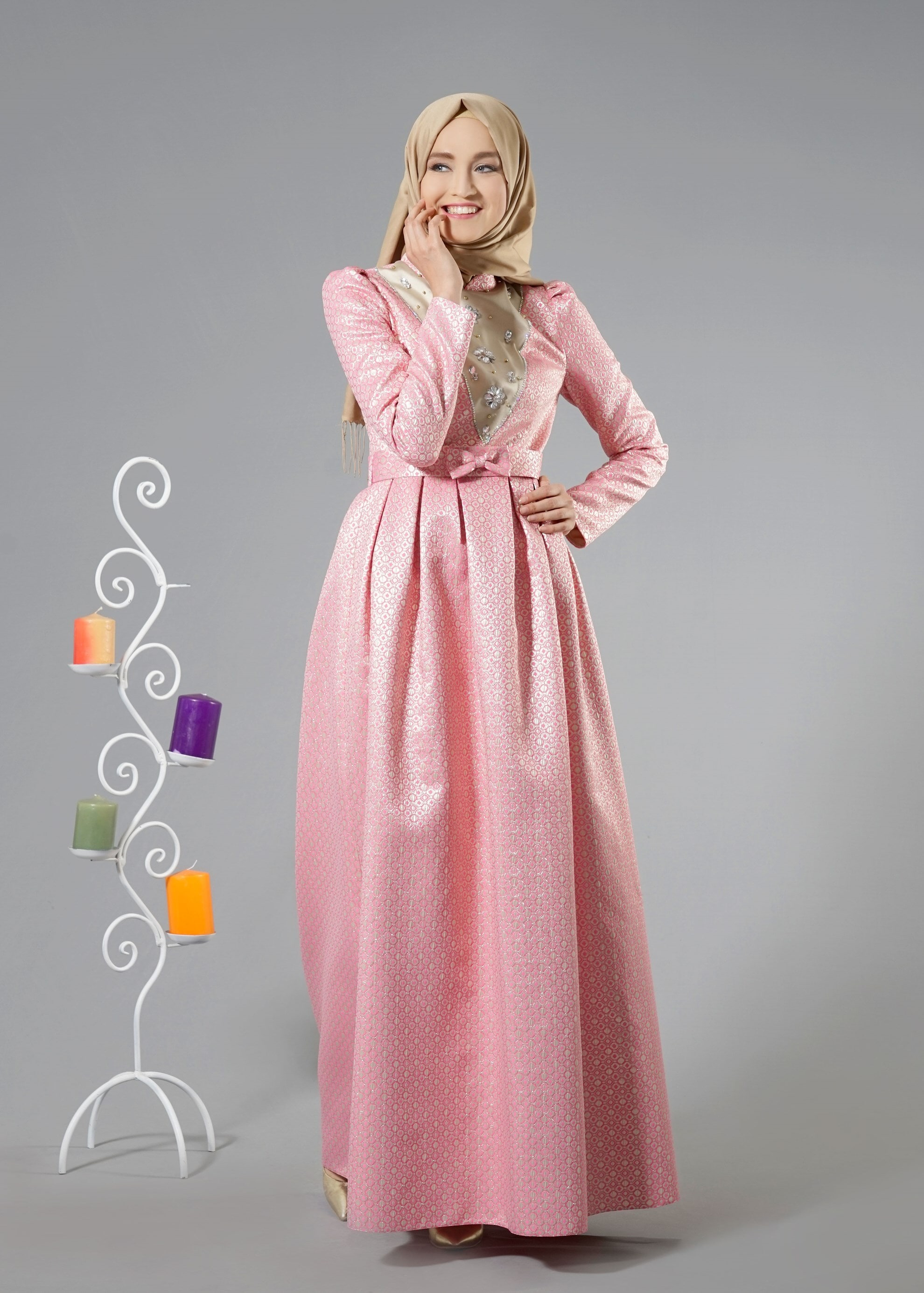 Tesettür giyim FUŞYA TAŞ İŞLEMELİ DESENLİ PİLİSELİ ABİYE ELBİSE 5246
