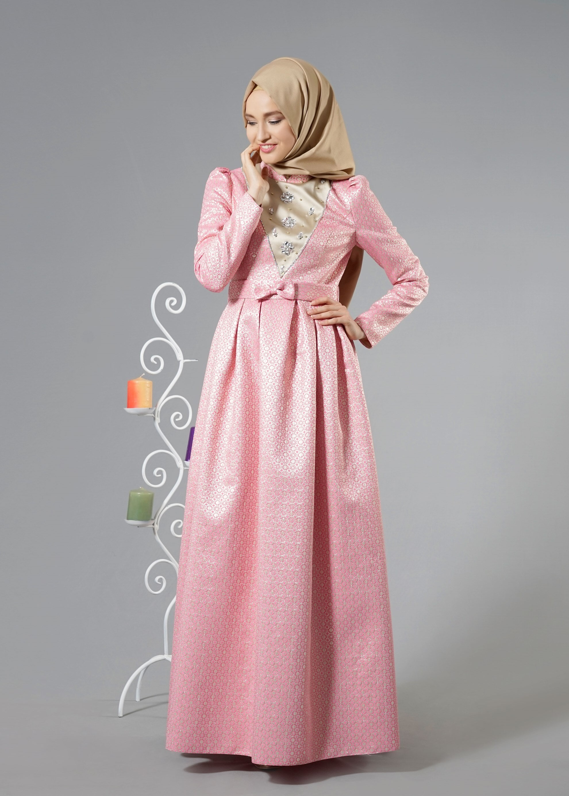 Tesettür giyim FUŞYA TAŞ İŞLEMELİ DESENLİ PİLİSELİ ABİYE ELBİSE 5246