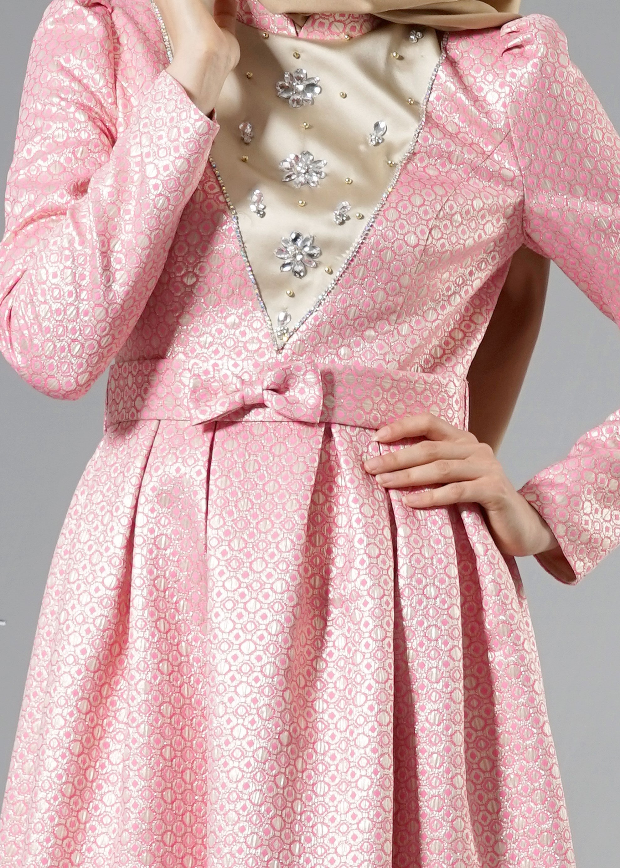 Tesettür giyim FUŞYA TAŞ İŞLEMELİ DESENLİ PİLİSELİ ABİYE ELBİSE 5246