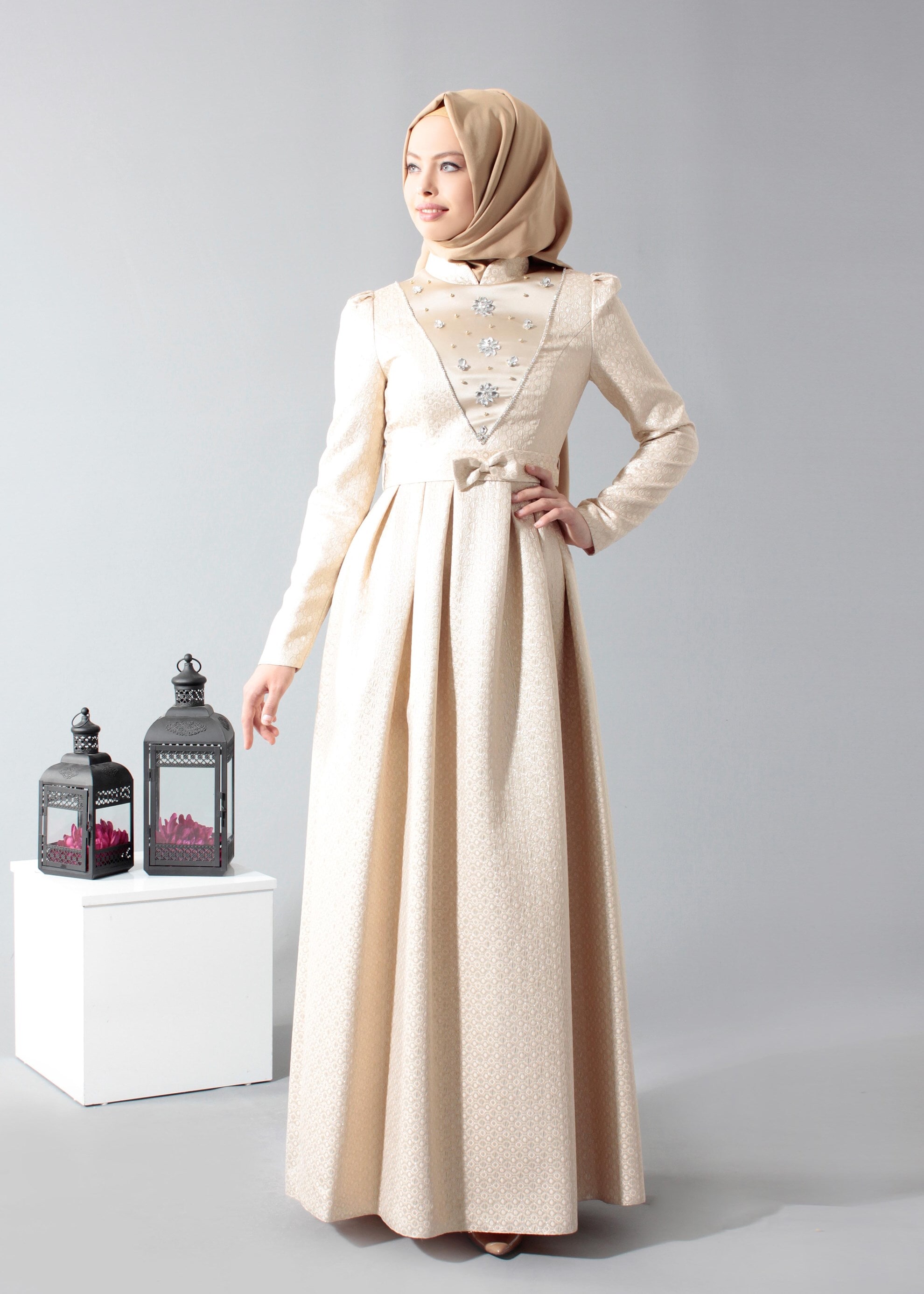 Tesettür giyim PUDRA TAŞ İŞLEMELİ DESENLİ PİLİSELİ ABİYE ELBİSE 5246