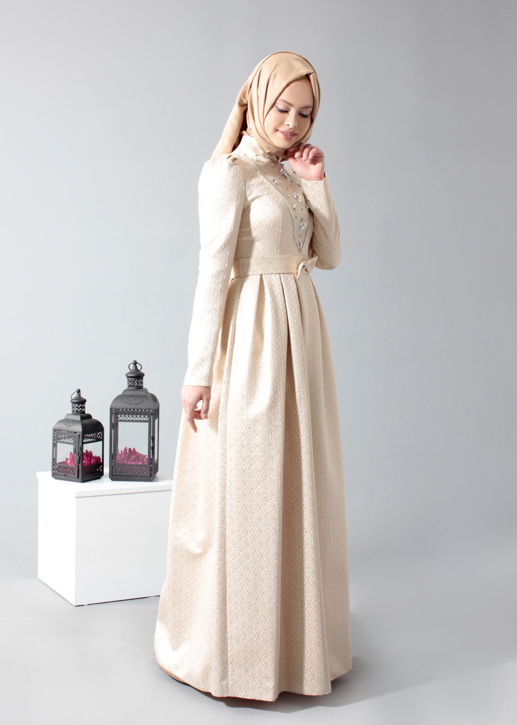 Tesettür giyim PUDRA TAŞ İŞLEMELİ DESENLİ PİLİSELİ ABİYE ELBİSE 5246