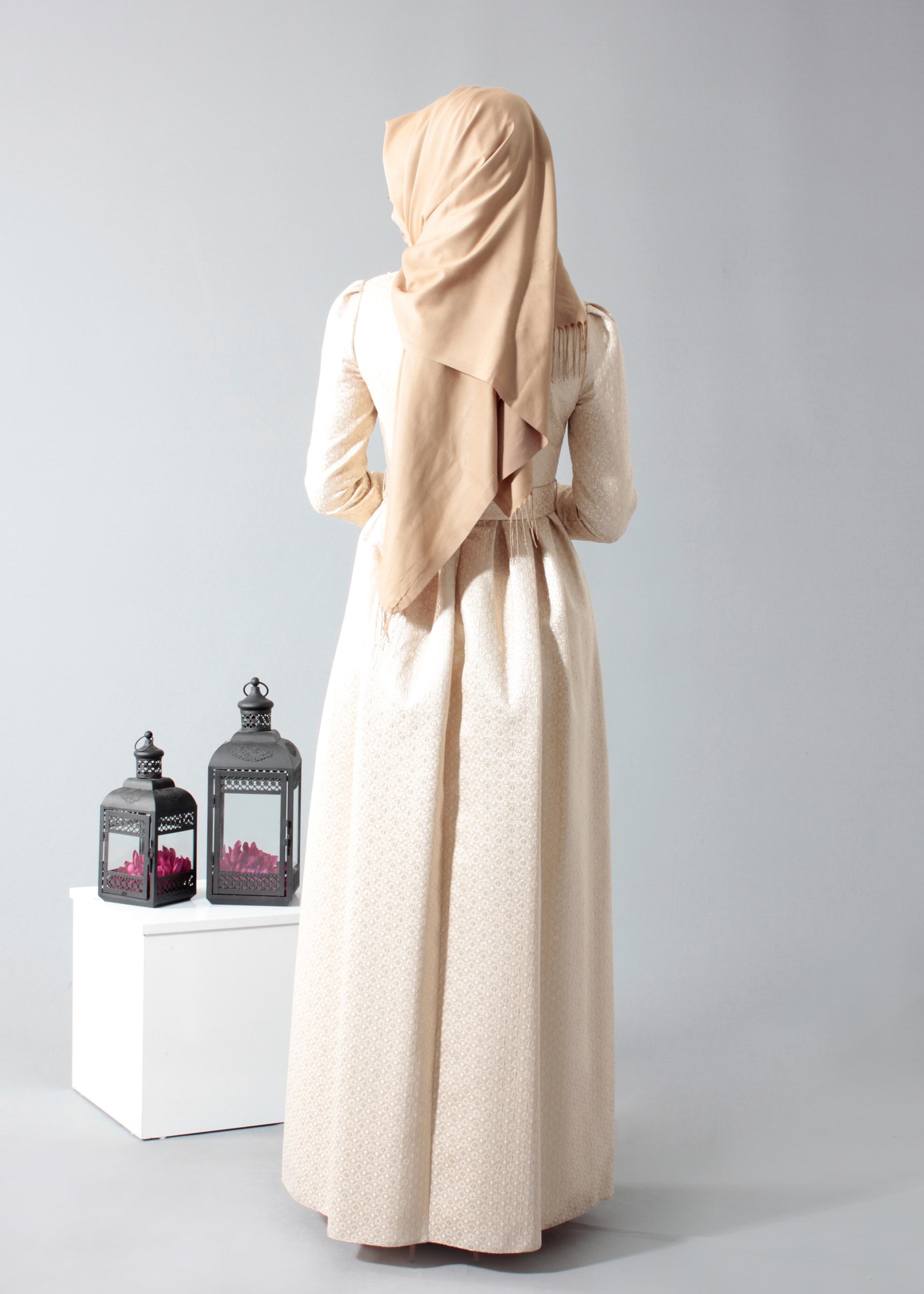 Tesettür giyim PUDRA TAŞ İŞLEMELİ DESENLİ PİLİSELİ ABİYE ELBİSE 5246