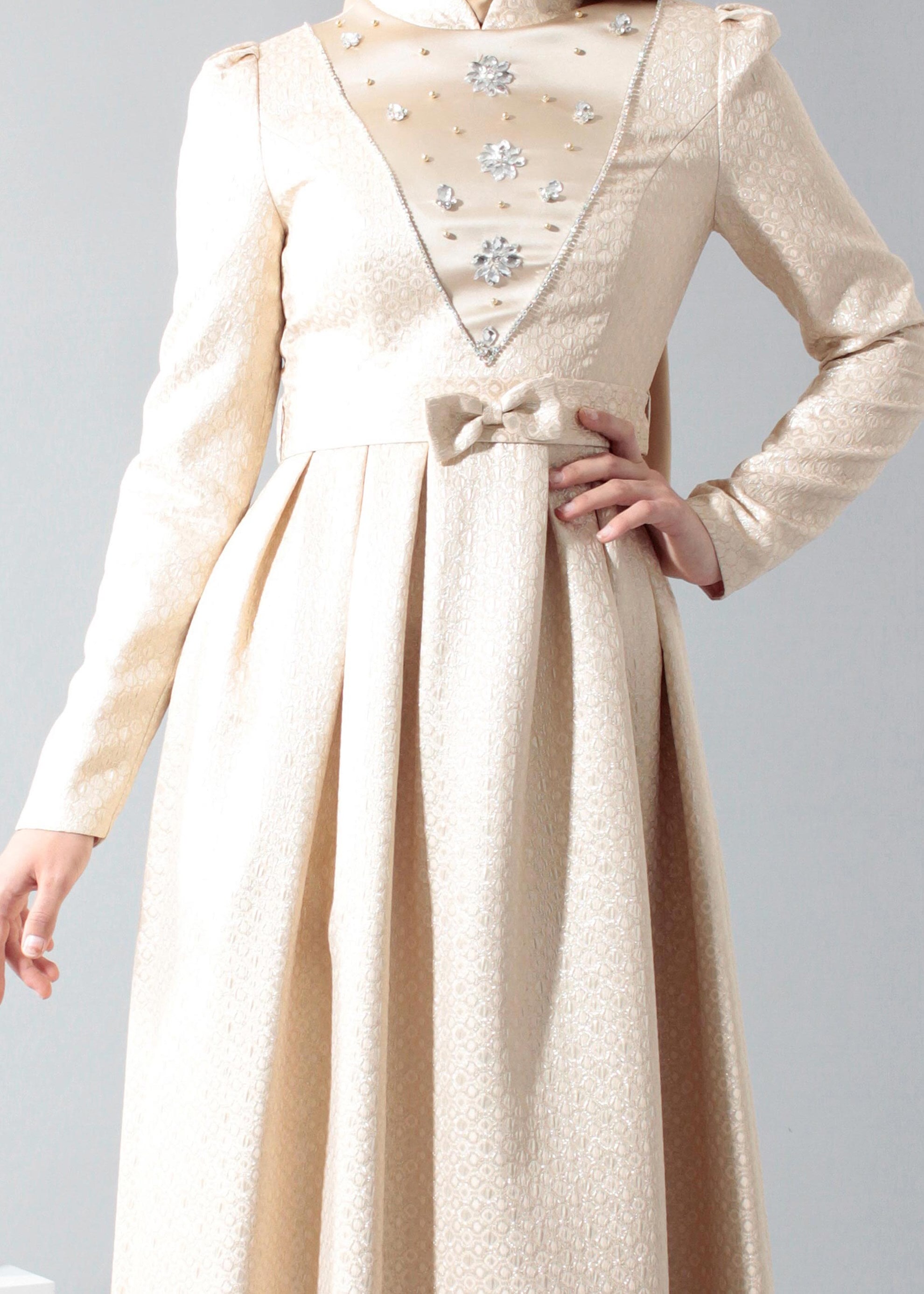 Tesettür giyim PUDRA TAŞ İŞLEMELİ DESENLİ PİLİSELİ ABİYE ELBİSE 5246