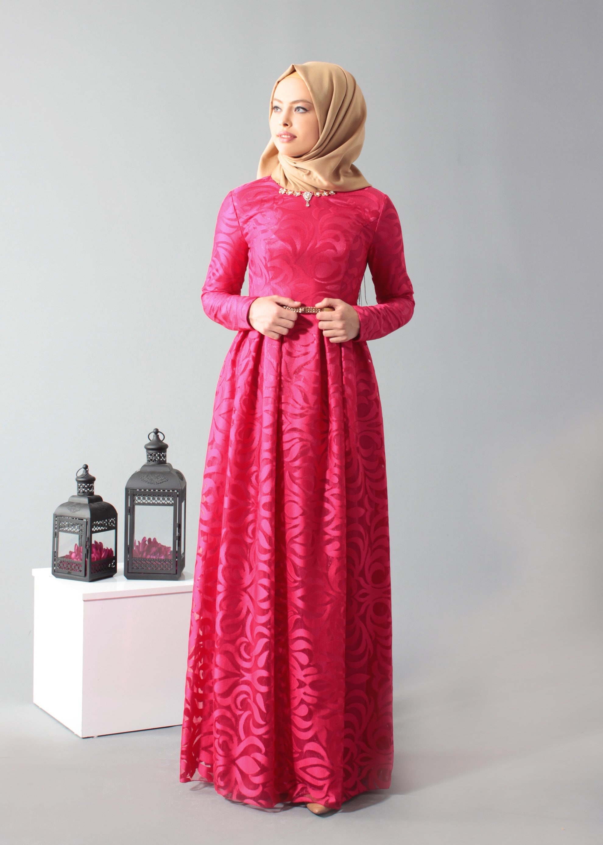 Tesettür giyim FUŞYA DESENLİ PİLİSELİ ABİYE ELBİSE 5254