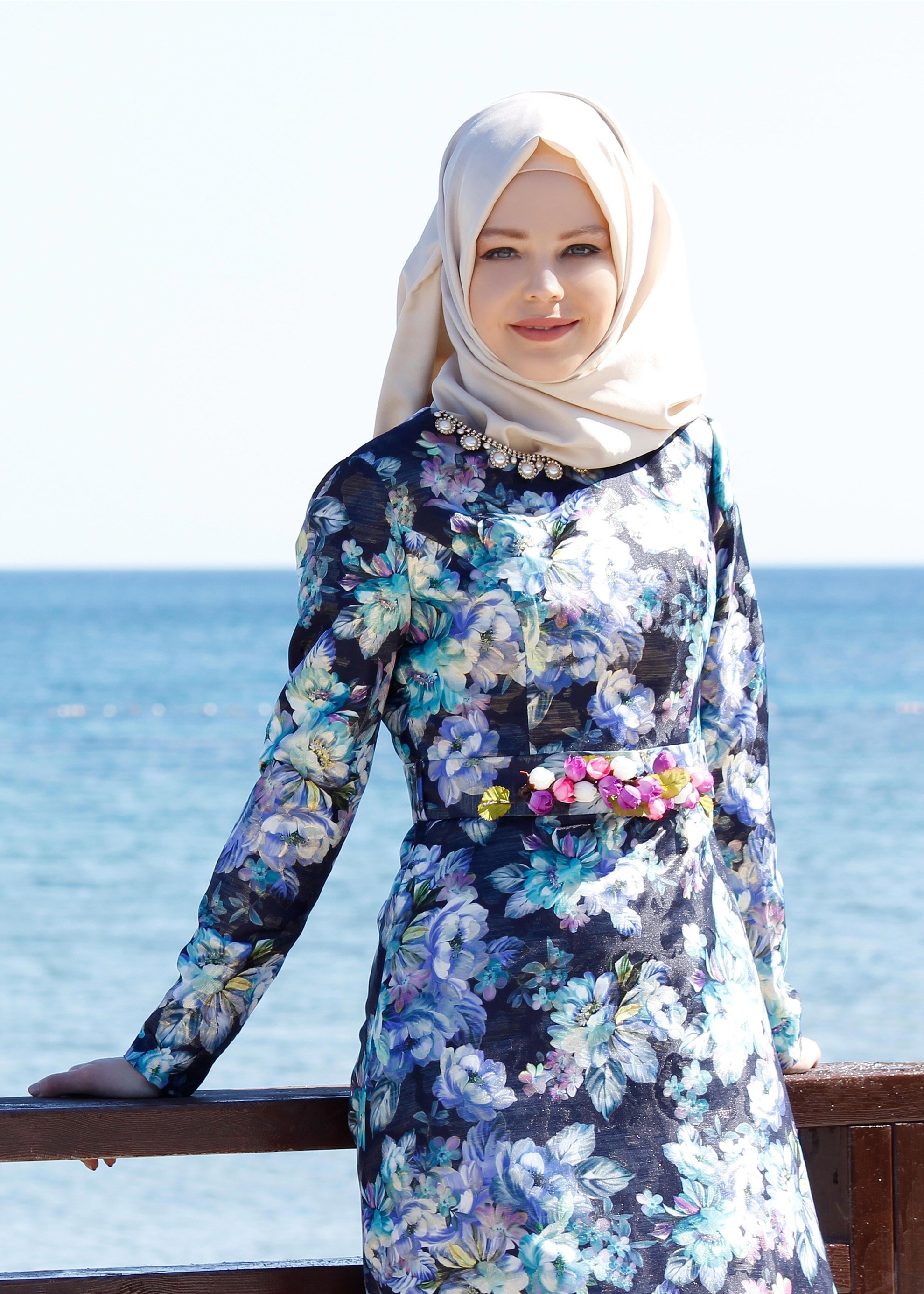 Tesettür giyim LACİVERT ÇİÇEK DESENLİ TAŞ DETAYLI ABİYE ELBİSE 5221-1