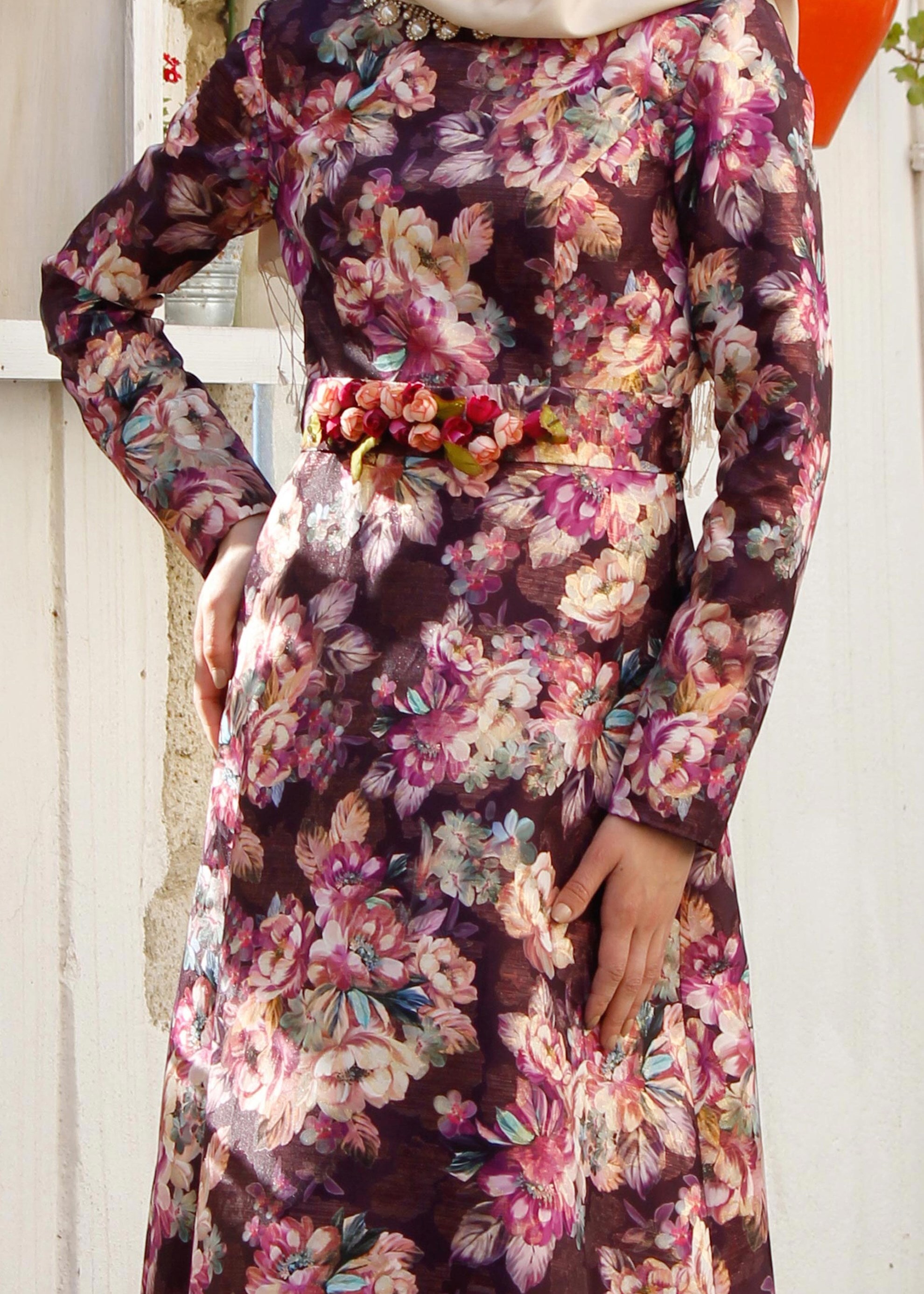 Tesettür giyim MÜRDÜM ÇİÇEK DESENLİ TAŞ DETAYLI ABİYE ELBİSE 5221-1