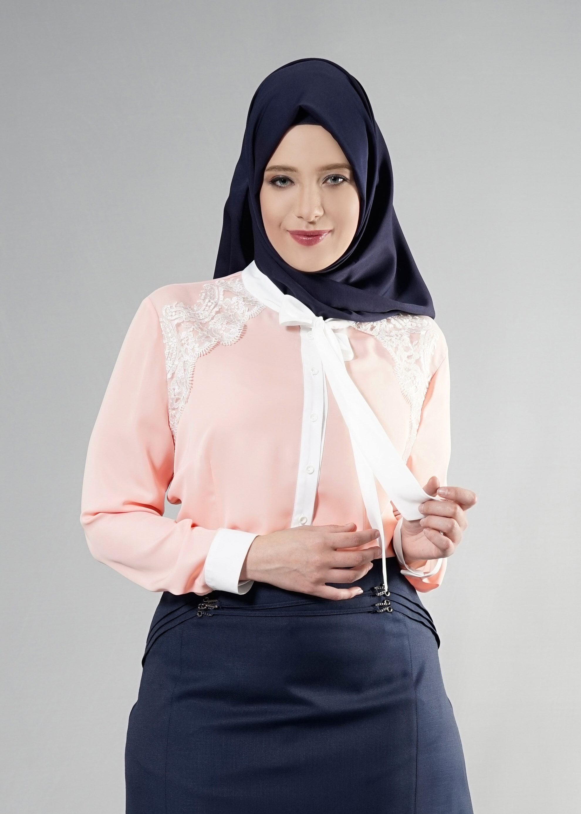 Tesettür giyim PUDRA YAKASI BAĞLAMA DETAYLI NAKIŞ İŞLEMELİ BLUZ 2565