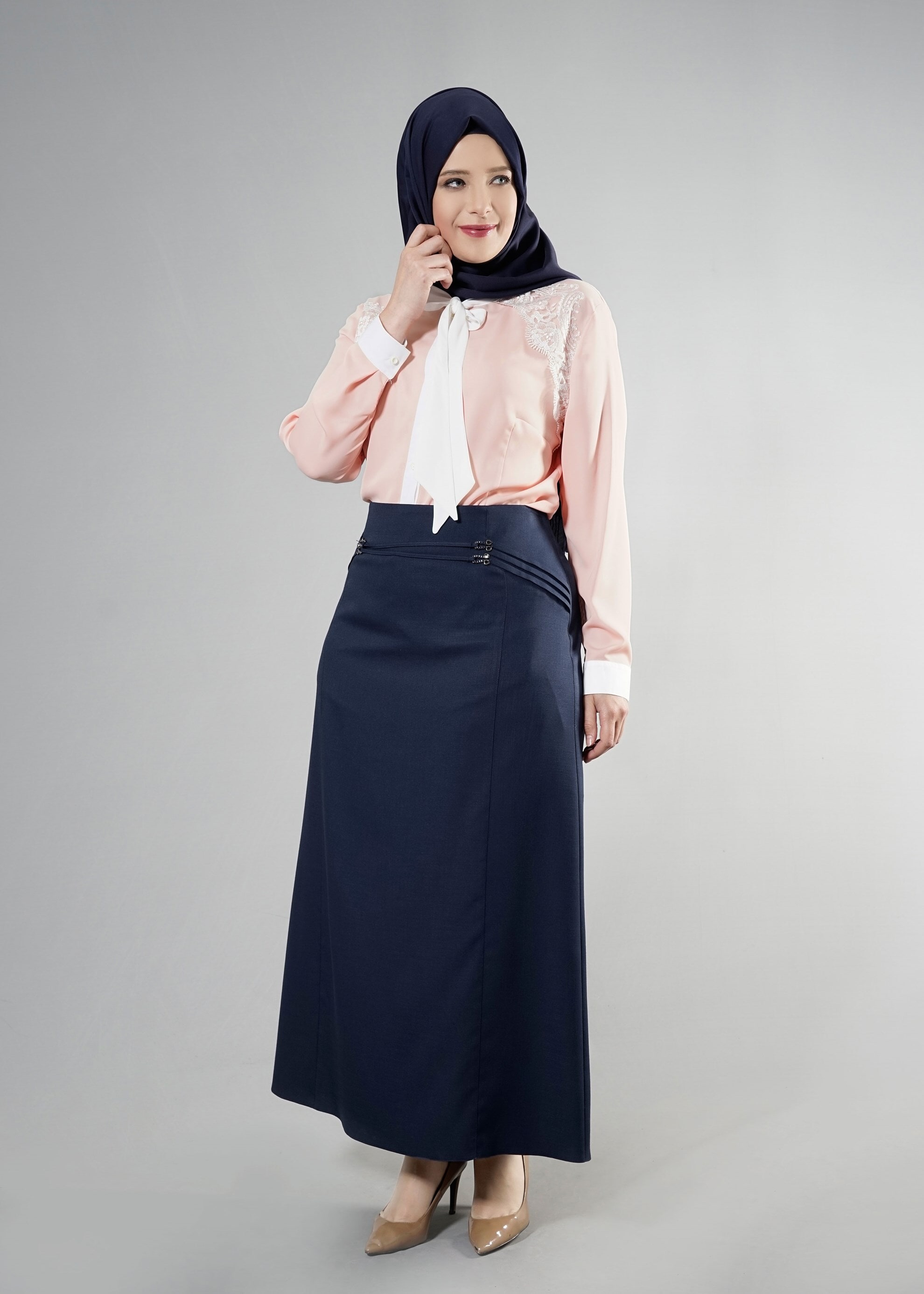 Tesettür giyim PUDRA YAKASI BAĞLAMA DETAYLI NAKIŞ İŞLEMELİ BLUZ 2565