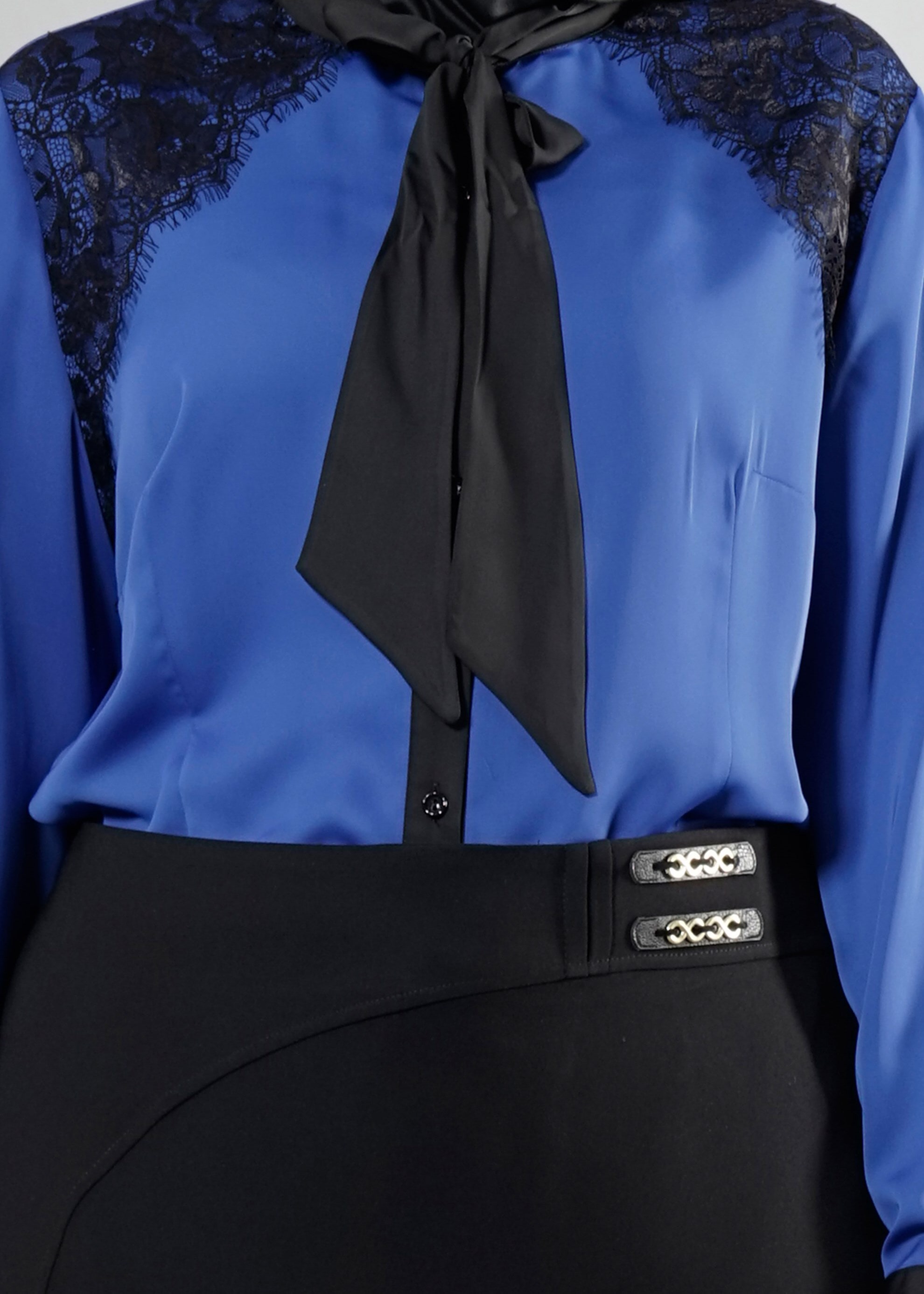 Tesettür giyim LACİVERT YAKASI BAĞLAMA DETAYLI NAKIŞ İŞLEMELİ BLUZ 2565