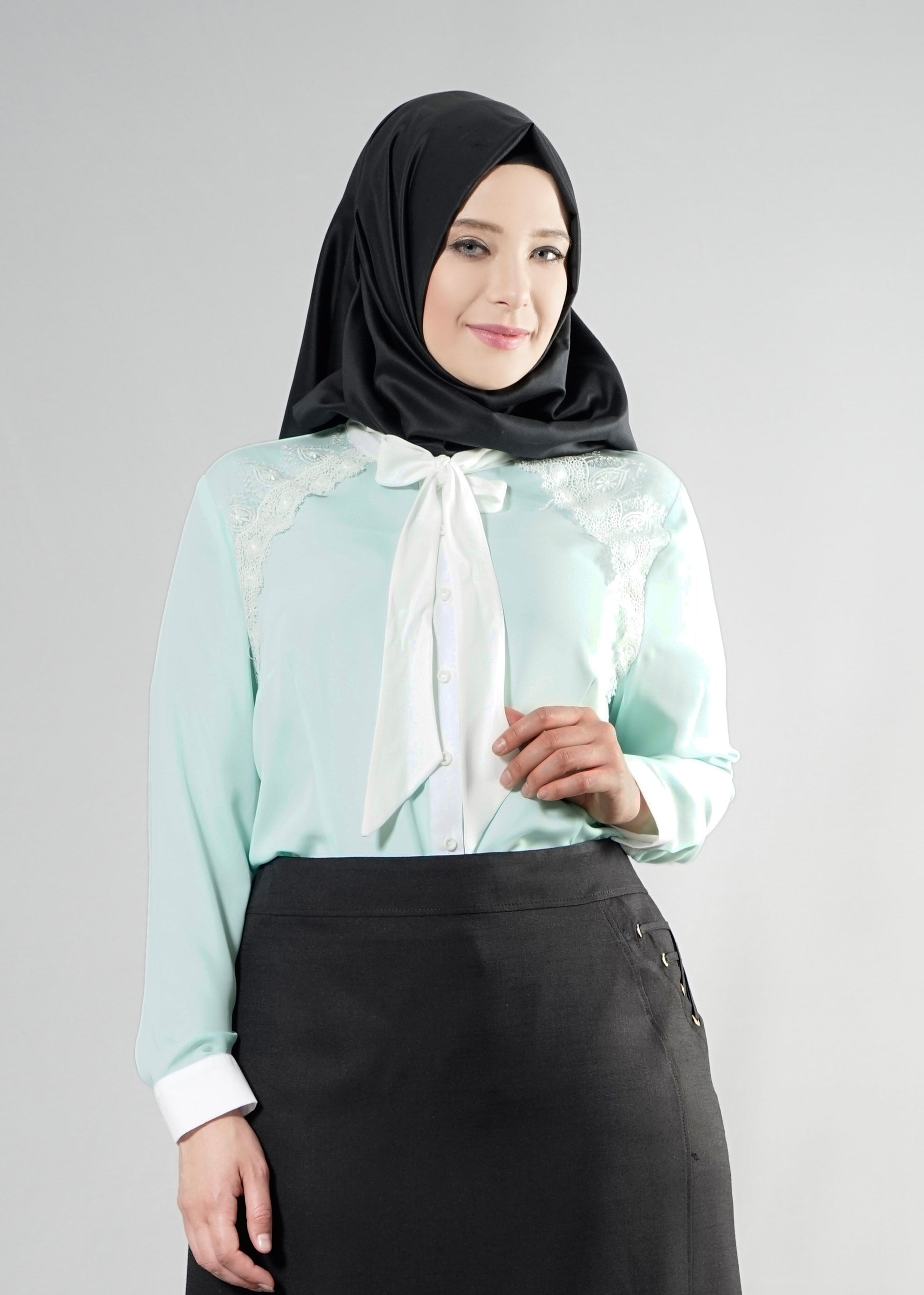 Vêtements hijab VERT BLOUSE BRODÉE DÉTAIL COL NOUÉ 2565