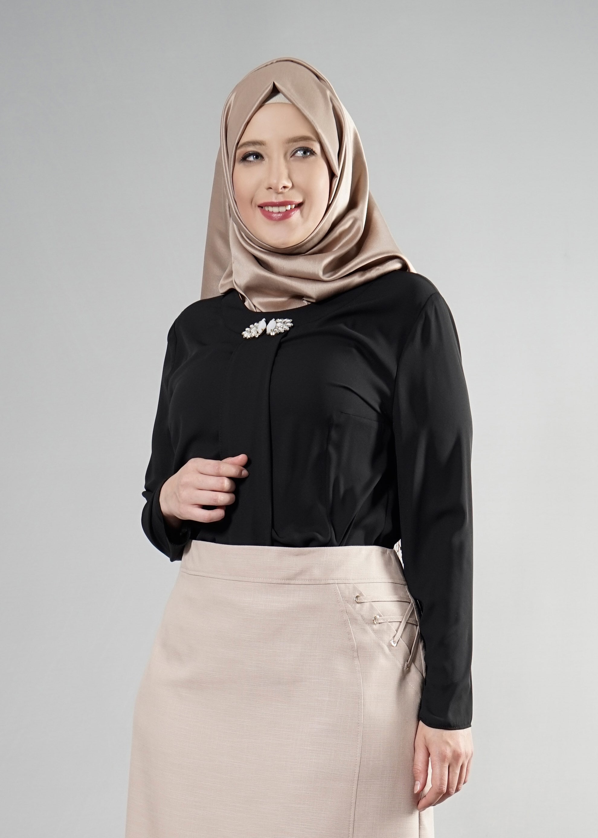 Tesettür giyim SİYAH YAKASI BROŞ DETAYLI BLUZ 2569