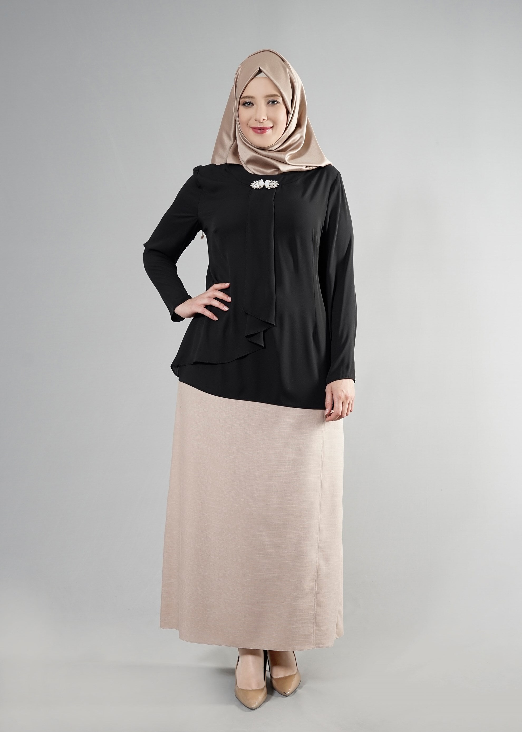 Tesettür giyim SİYAH YAKASI BROŞ DETAYLI BLUZ 2569