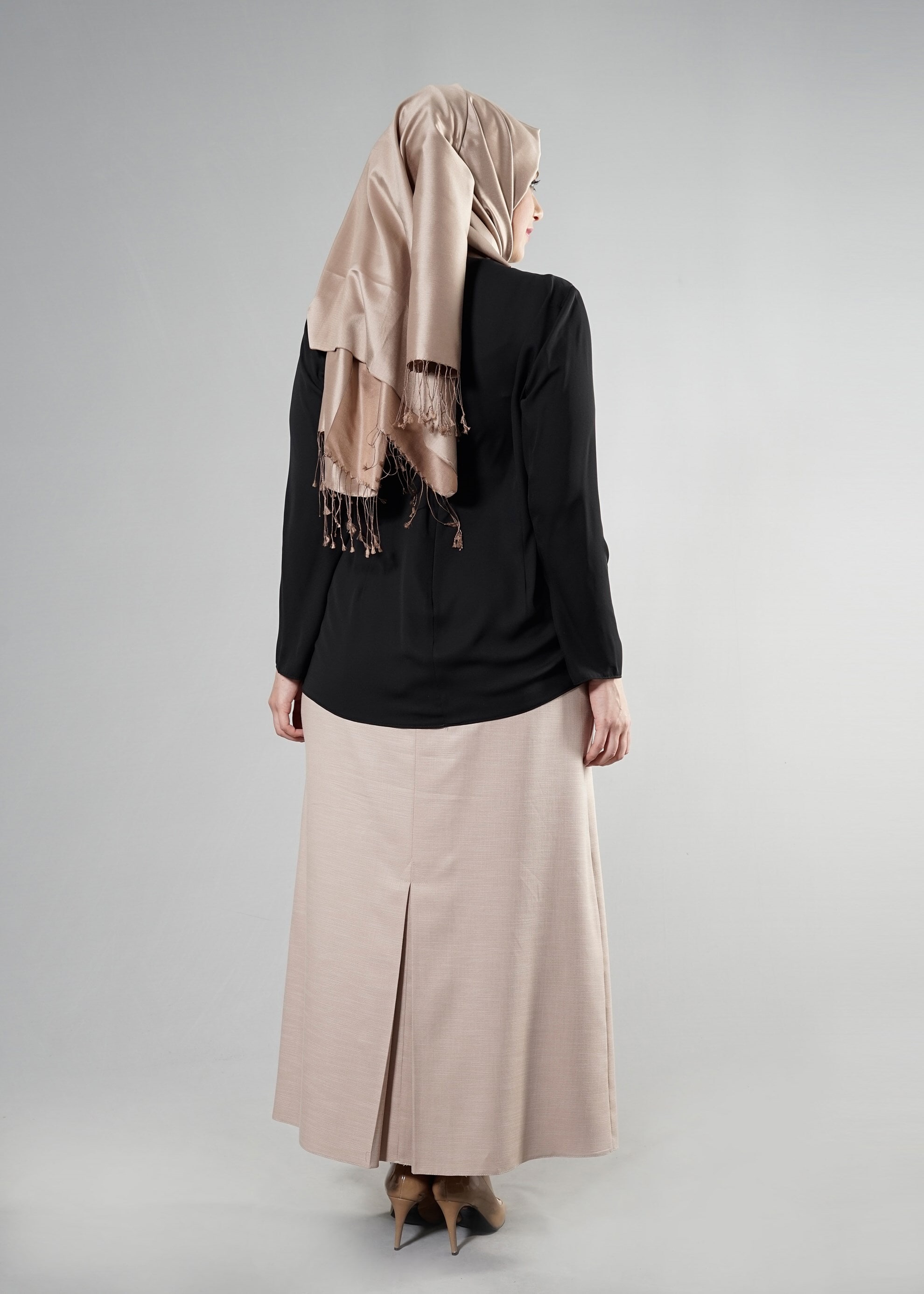 Tesettür giyim SİYAH YAKASI BROŞ DETAYLI BLUZ 2569