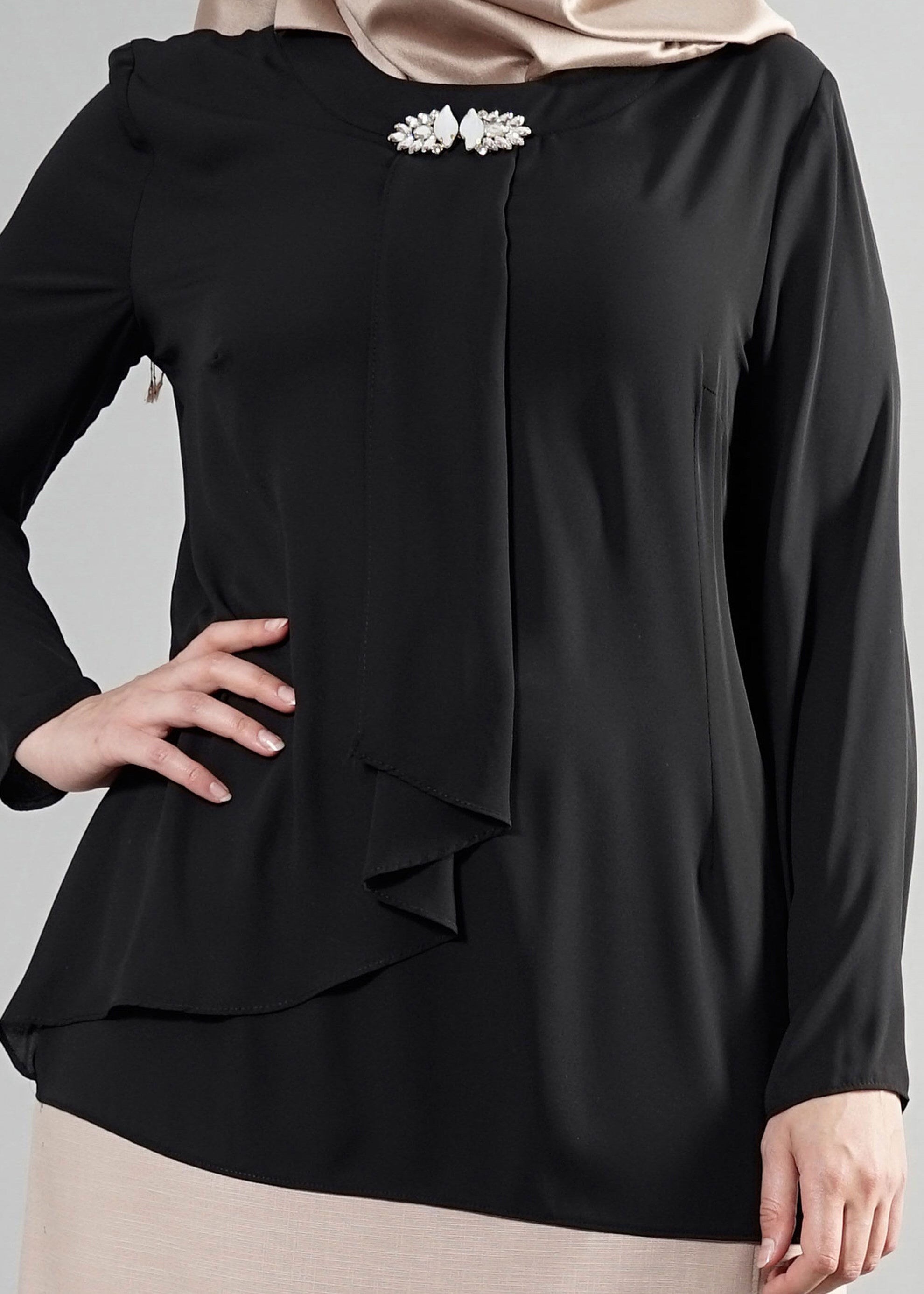 Tesettür giyim SİYAH YAKASI BROŞ DETAYLI BLUZ 2569