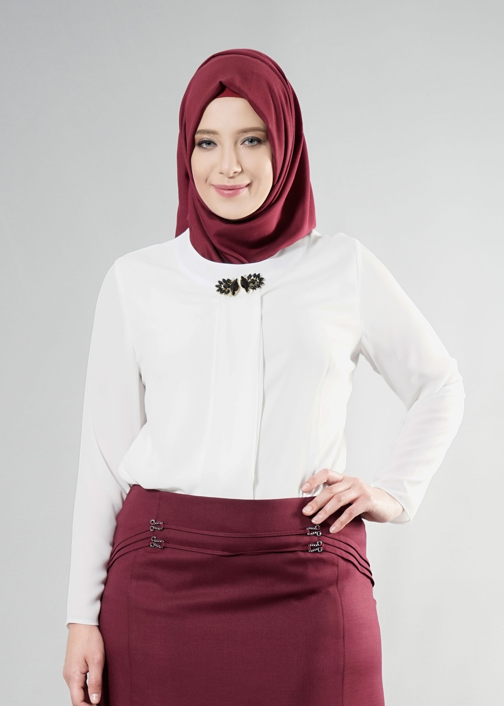 Tesettür giyim BEYAZ YAKASI BROŞ DETAYLI BLUZ 2569