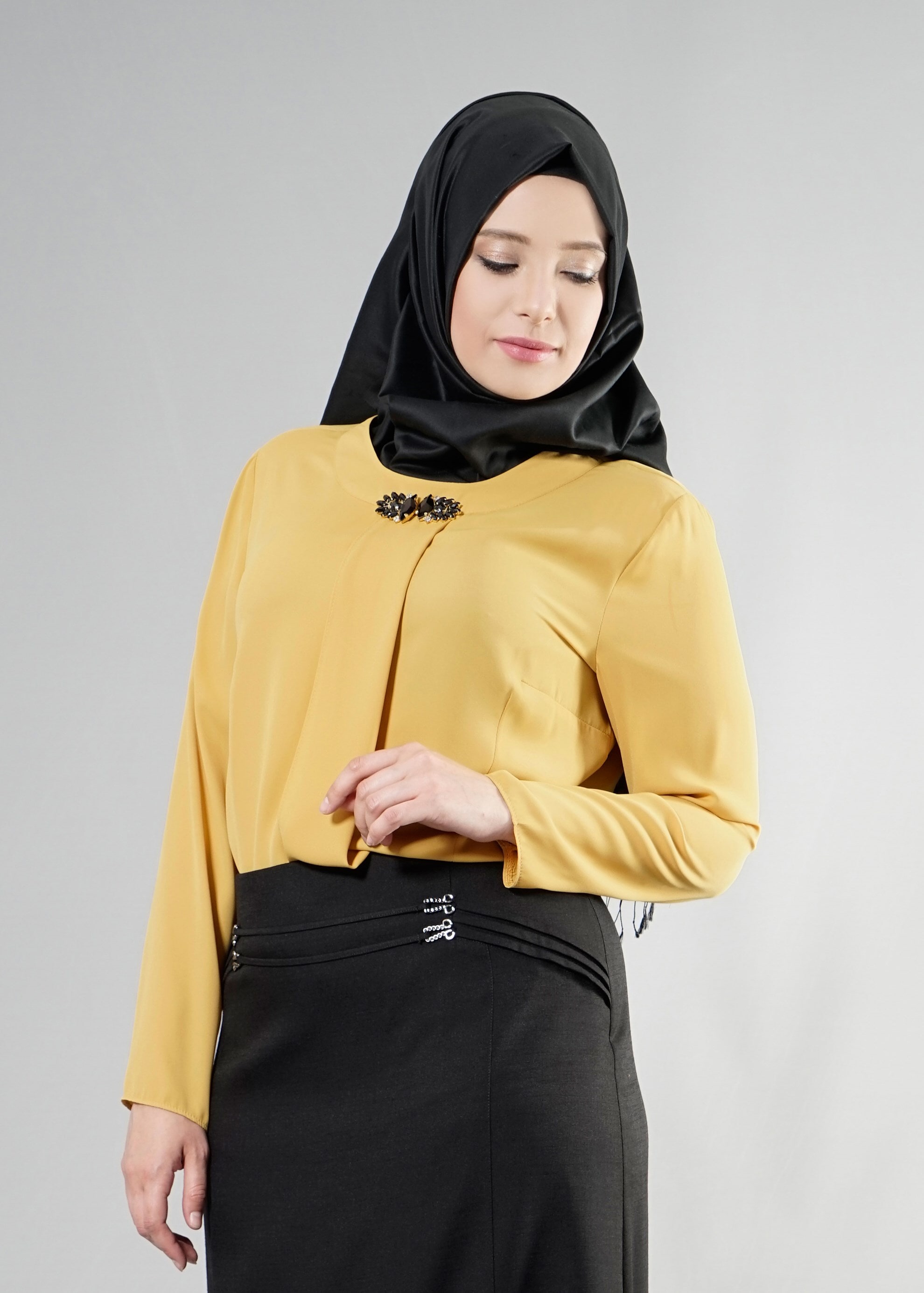 Tesettür giyim SARI YAKASI BROŞ DETAYLI BLUZ 2569