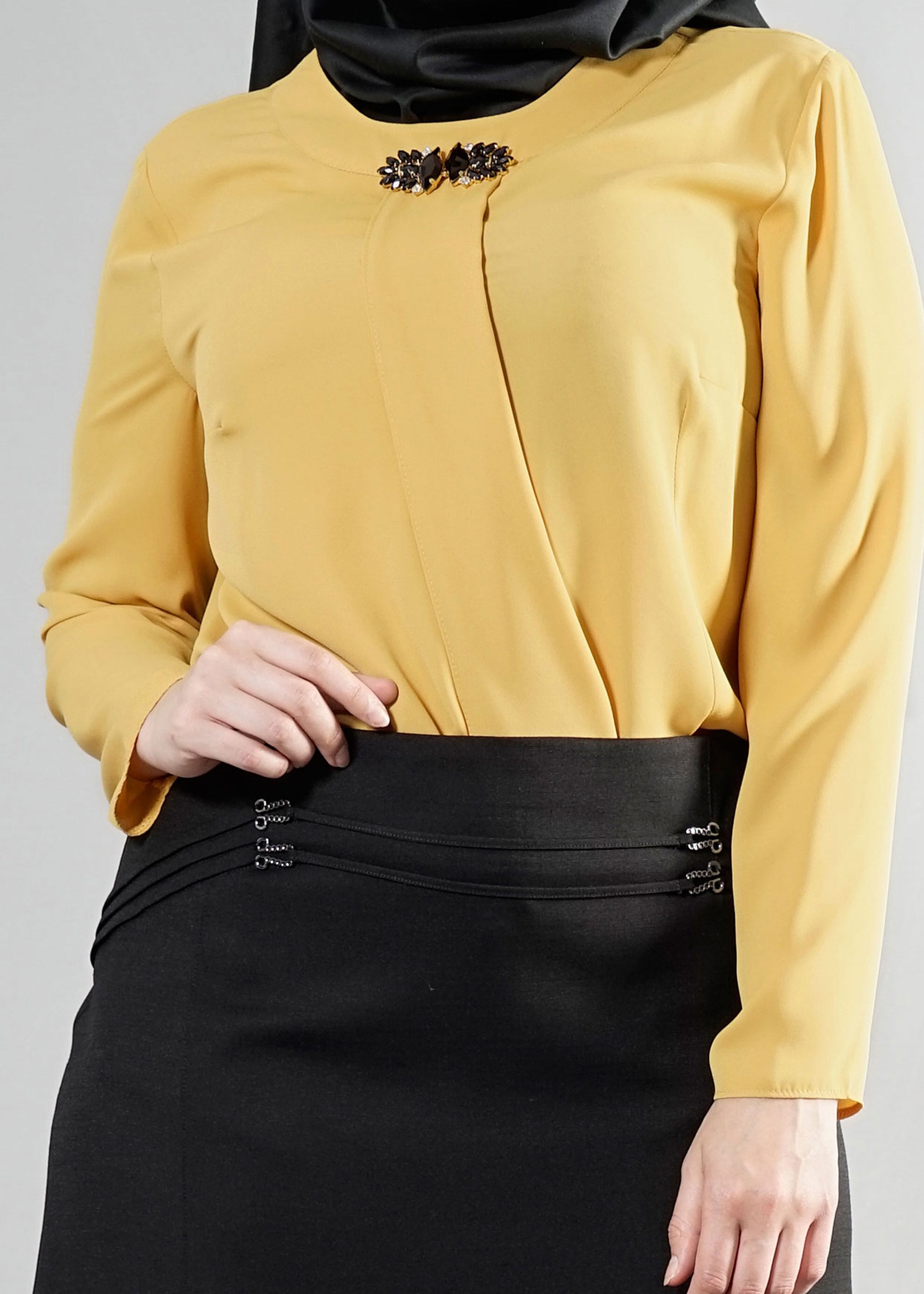 Tesettür giyim SARI YAKASI BROŞ DETAYLI BLUZ 2569
