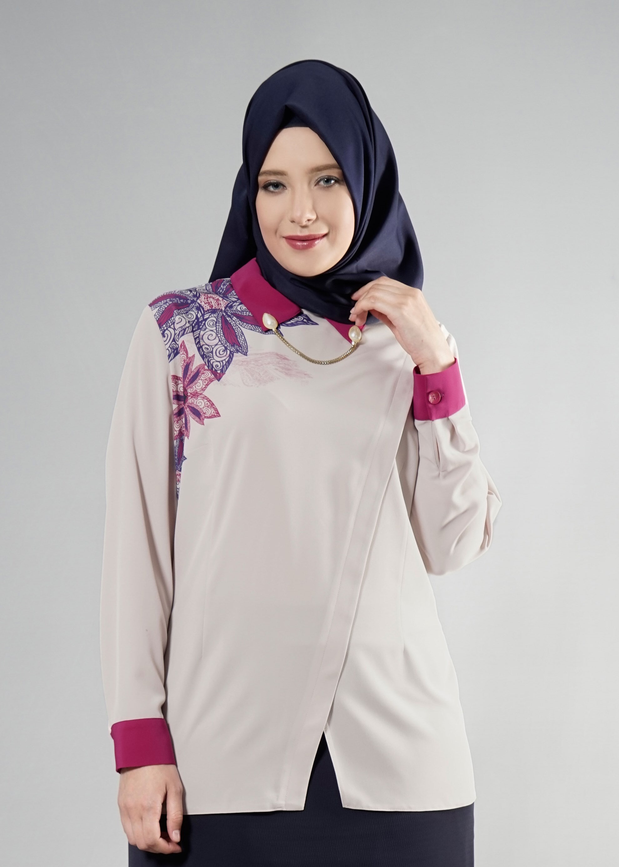 Tesettür giyim GRİ ÇİÇEK İŞLEME DESENLİ BLUZ 2570 