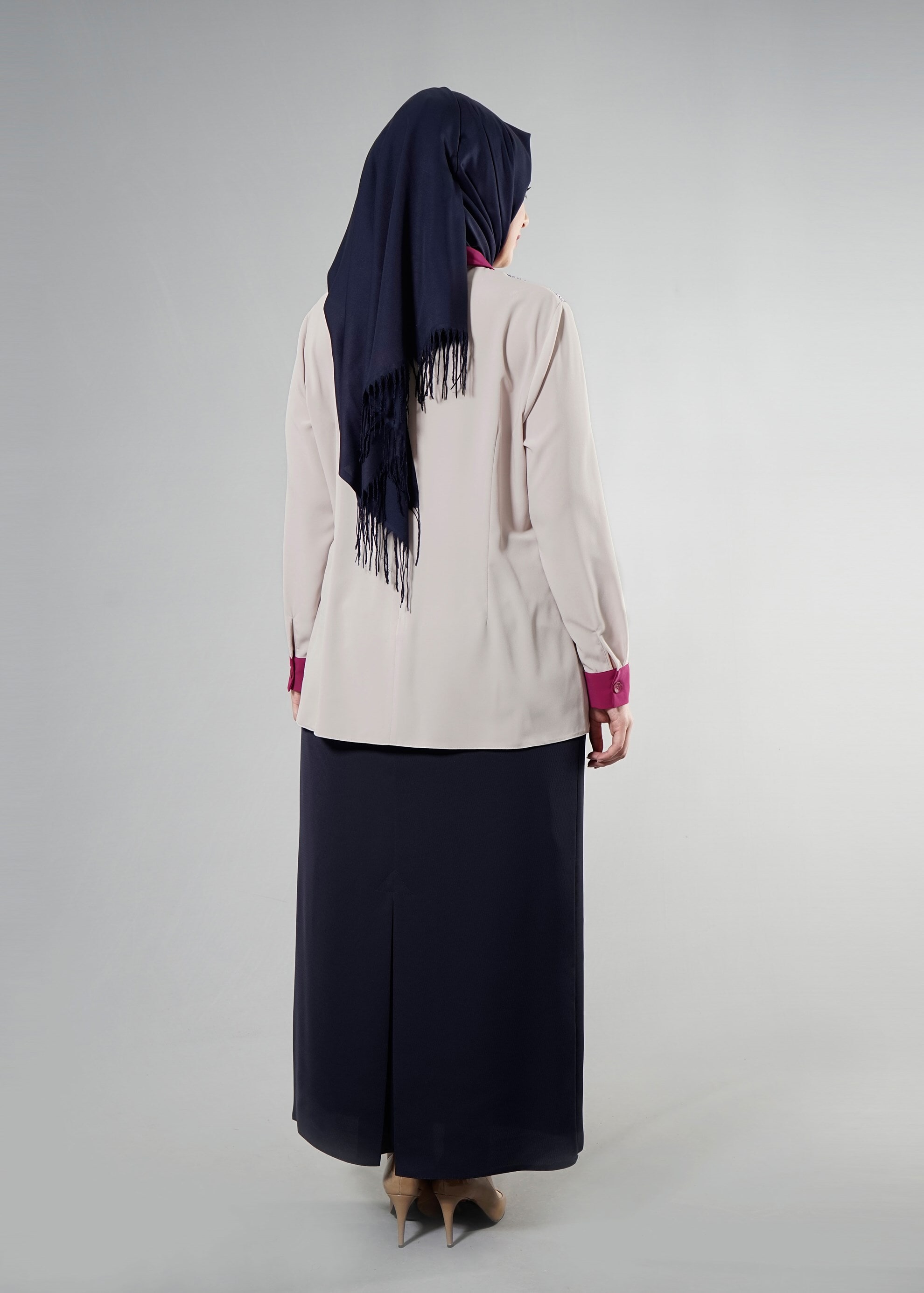 Tesettür giyim GRİ ÇİÇEK İŞLEME DESENLİ BLUZ 2570 