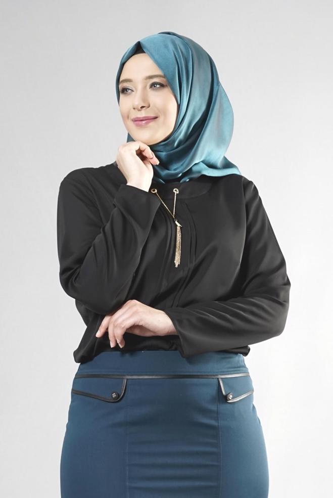 Tesettür giyim SİYAH YAKASI ZİNCİR BAĞLAMA DETAYLI BLUZ 2574 - ALVİNA