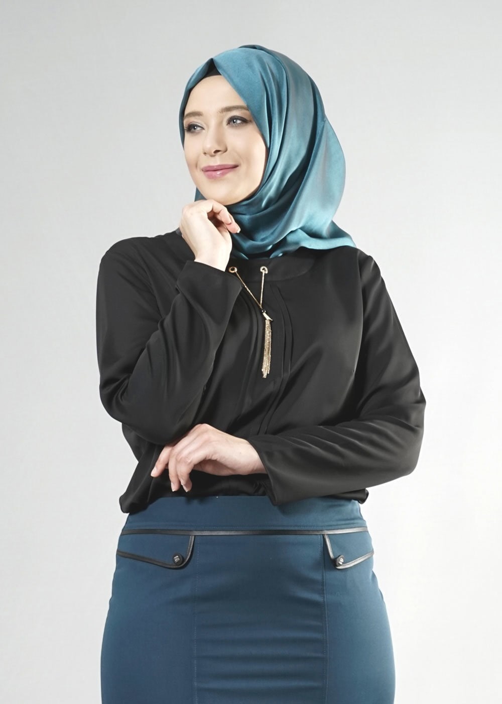 Tesettür giyim SİYAH YAKASI ZİNCİR BAĞLAMA DETAYLI BLUZ 2574