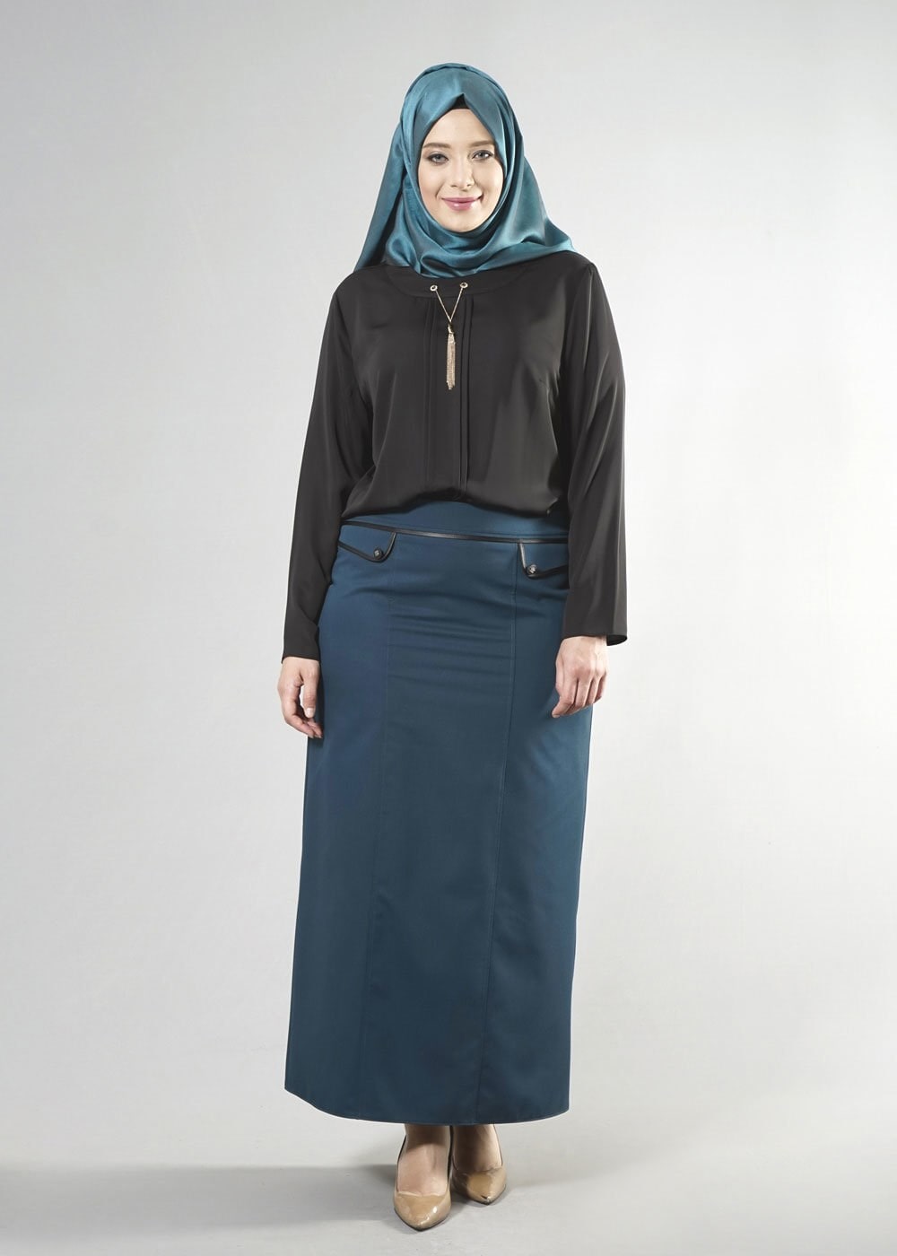 Tesettür giyim SİYAH YAKASI ZİNCİR BAĞLAMA DETAYLI BLUZ 2574