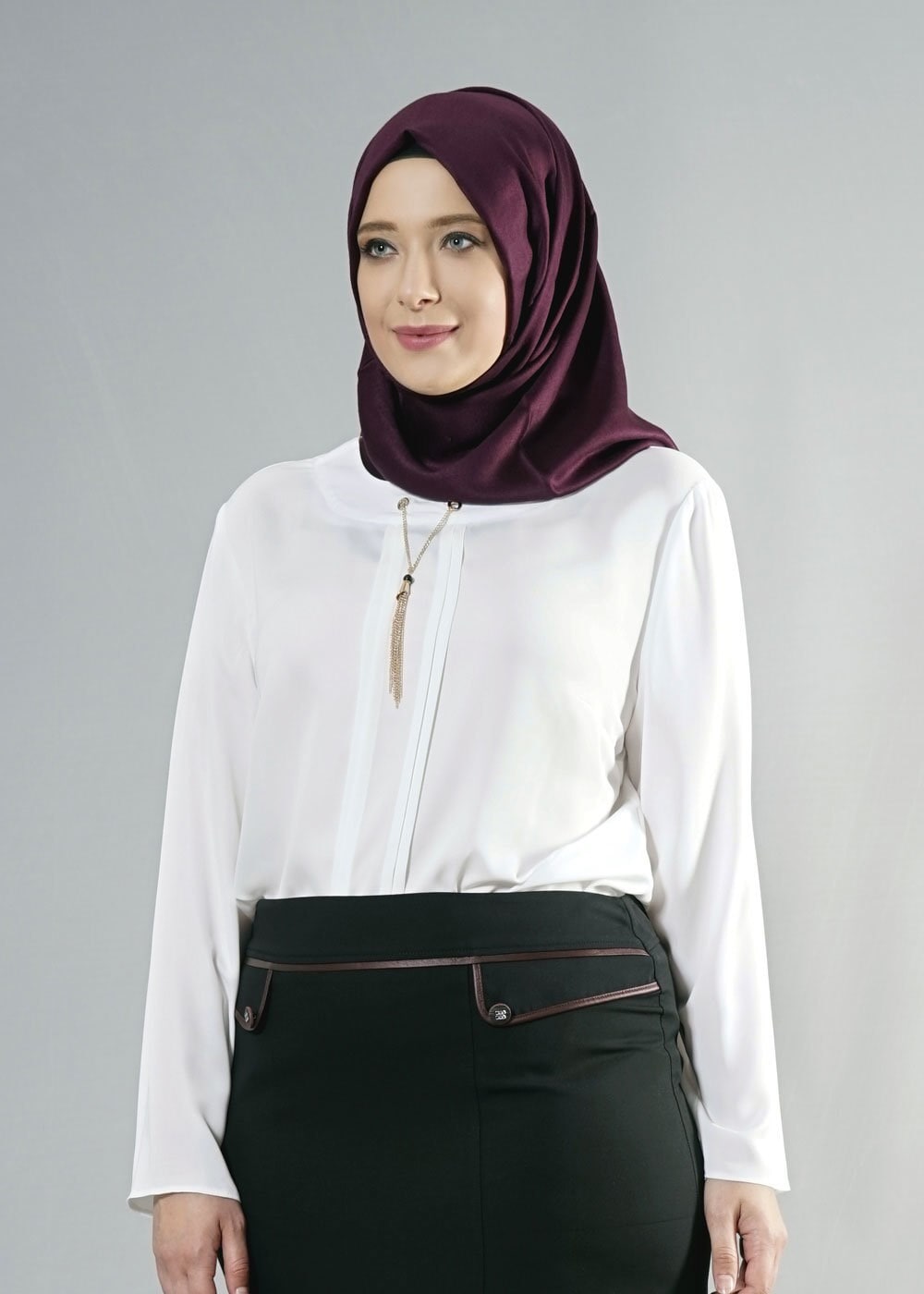 Tesettür giyim BEYAZ YAKASI ZİNCİR BAĞLAMA DETAYLI BLUZ 2574