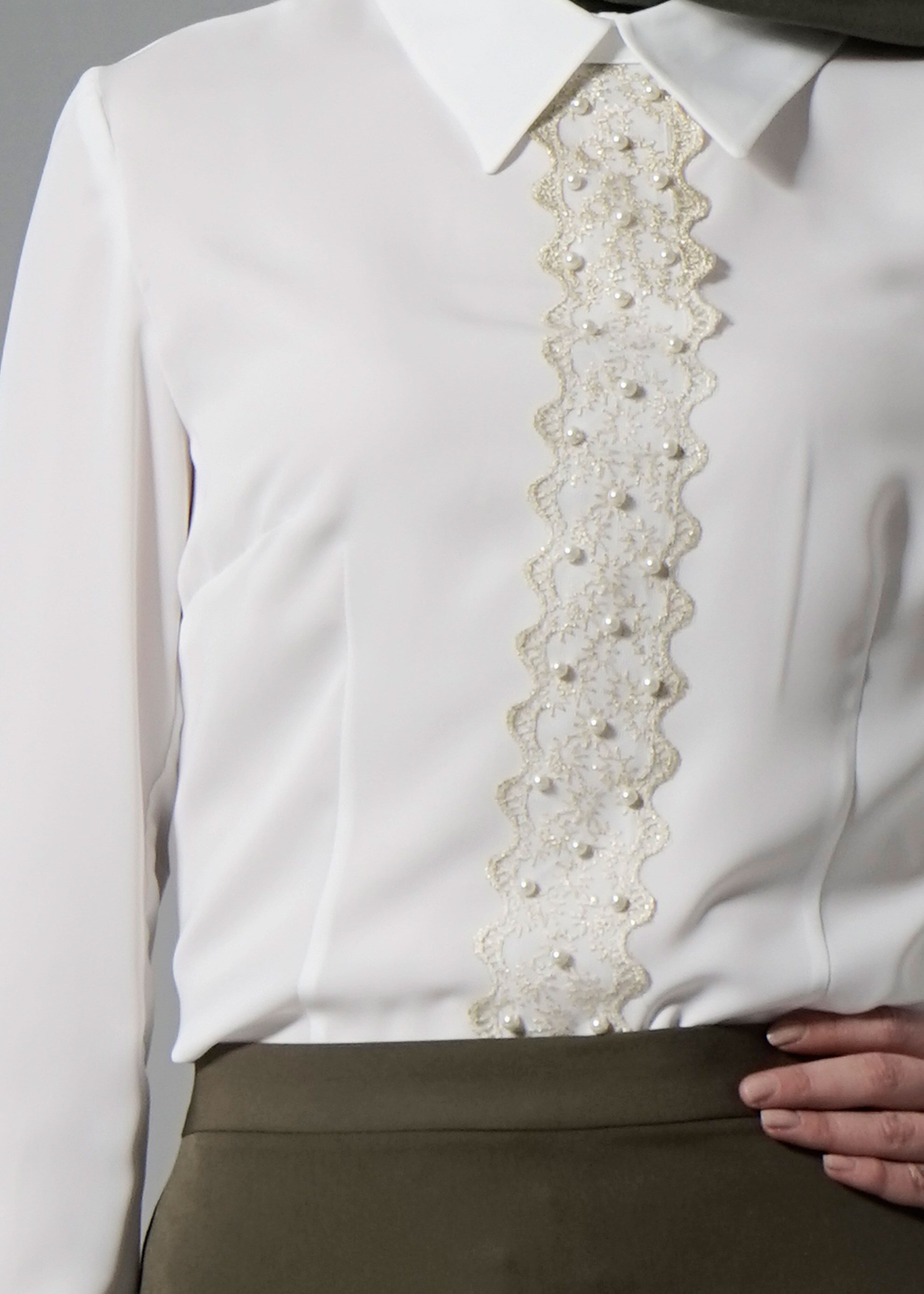 Tesettür giyim BEYAZ İNCİLİ GÜPÜR DETAYLI BLUZ 4238