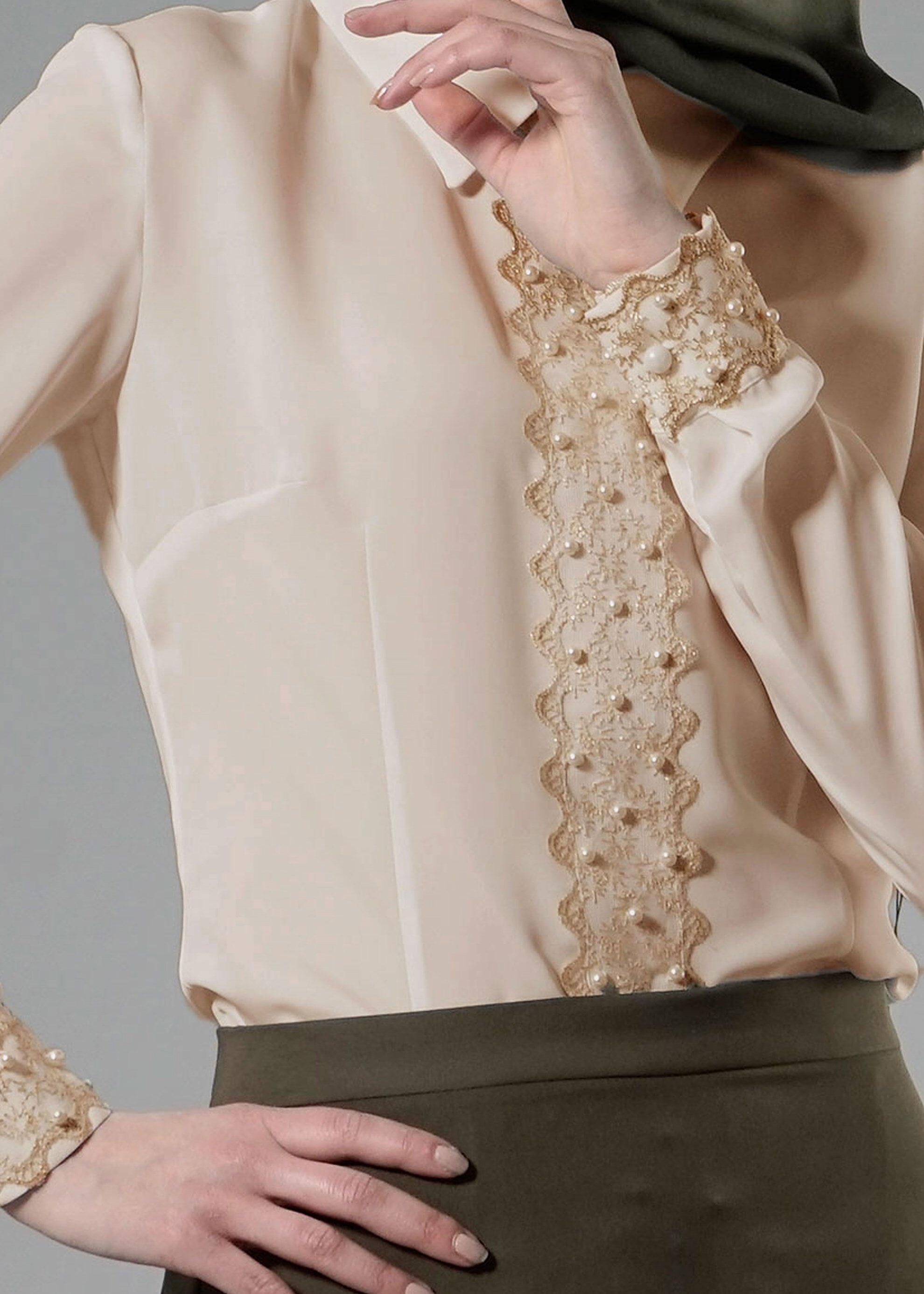 Tesettür giyim BEJ İNCİLİ GÜPÜR DETAYLI BLUZ 4238