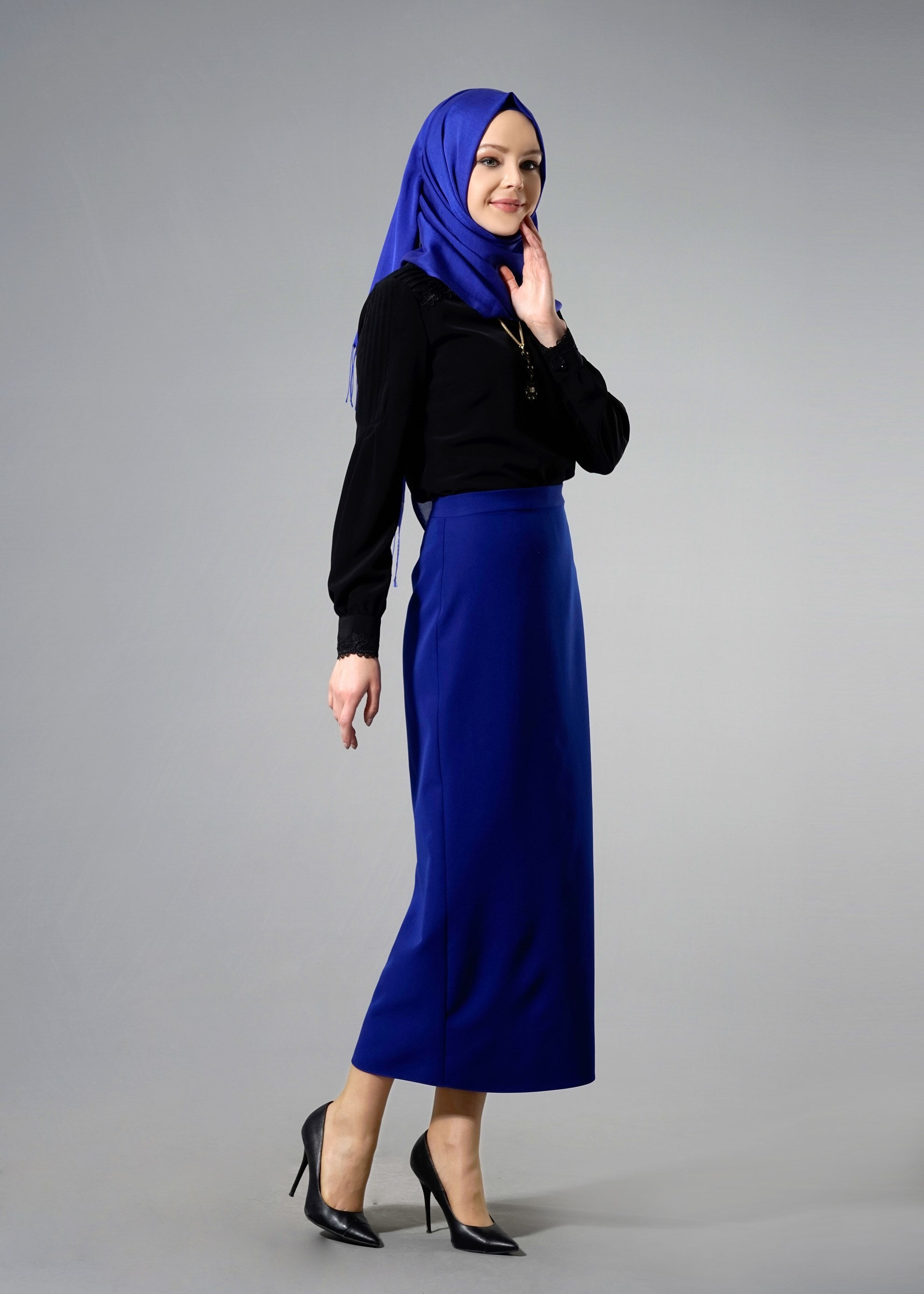 Tesettür giyim SİYAH OMUZLARI VE MANŞETLERİ NAKIŞ İŞLEMELİ BLUZ 4397