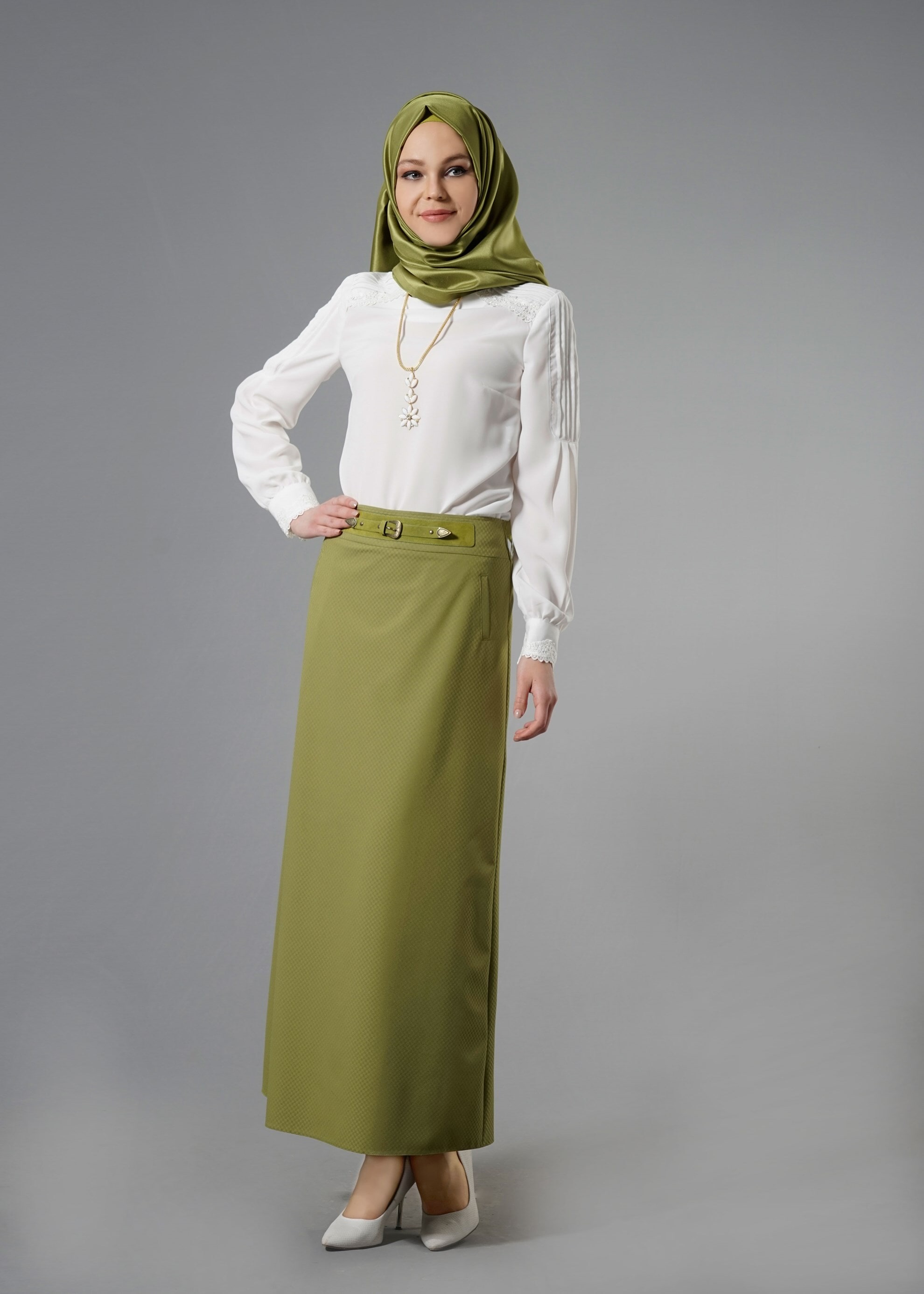 Tesettür giyim BEYAZ OMUZLARI VE MANŞETLERİ NAKIŞ İŞLEMELİ BLUZ 4397