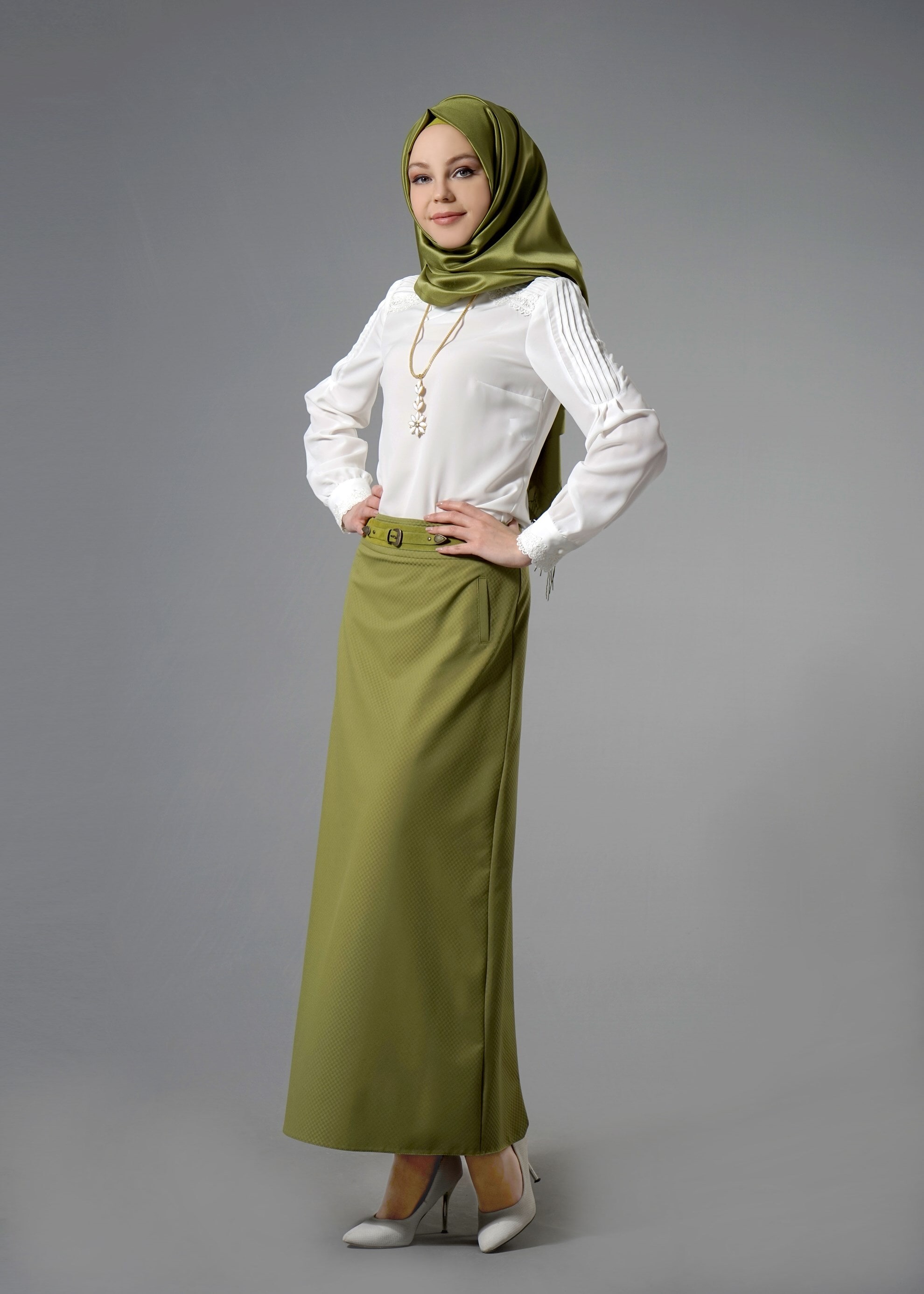 Tesettür giyim BEYAZ OMUZLARI VE MANŞETLERİ NAKIŞ İŞLEMELİ BLUZ 4397