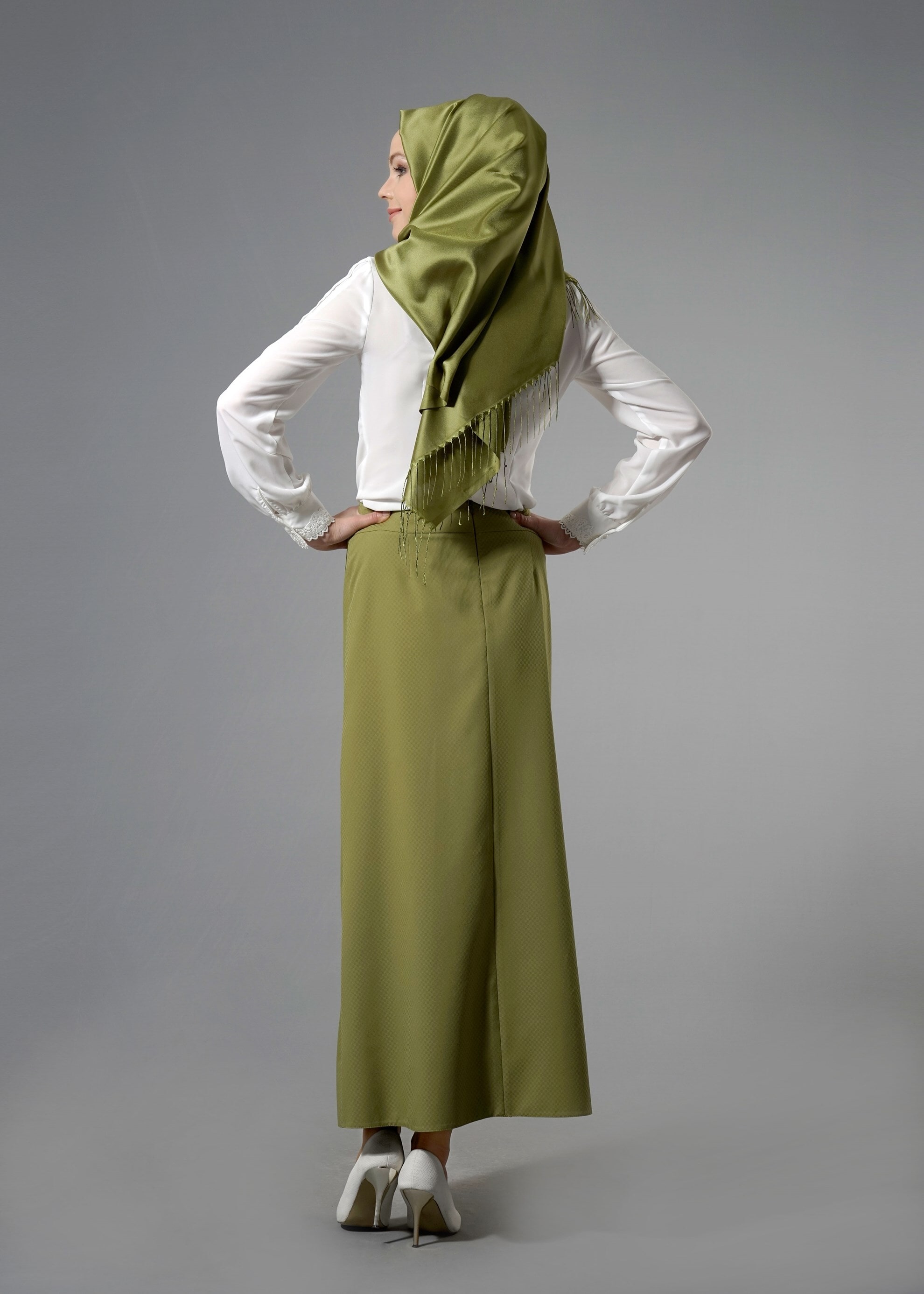 Tesettür giyim BEYAZ OMUZLARI VE MANŞETLERİ NAKIŞ İŞLEMELİ BLUZ 4397