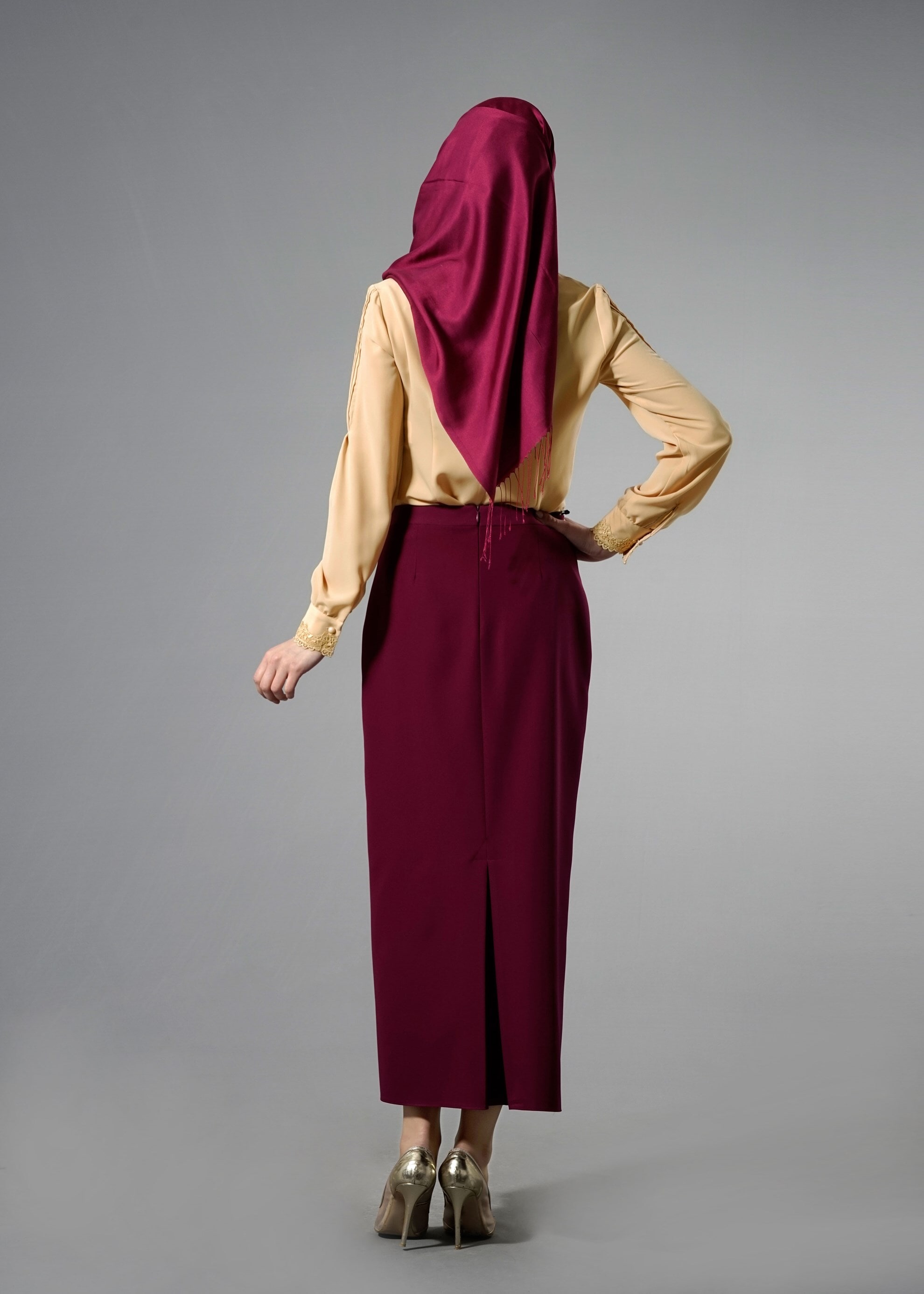 Tesettür giyim SARI OMUZLARI VE MANŞETLERİ NAKIŞ İŞLEMELİ BLUZ 4397